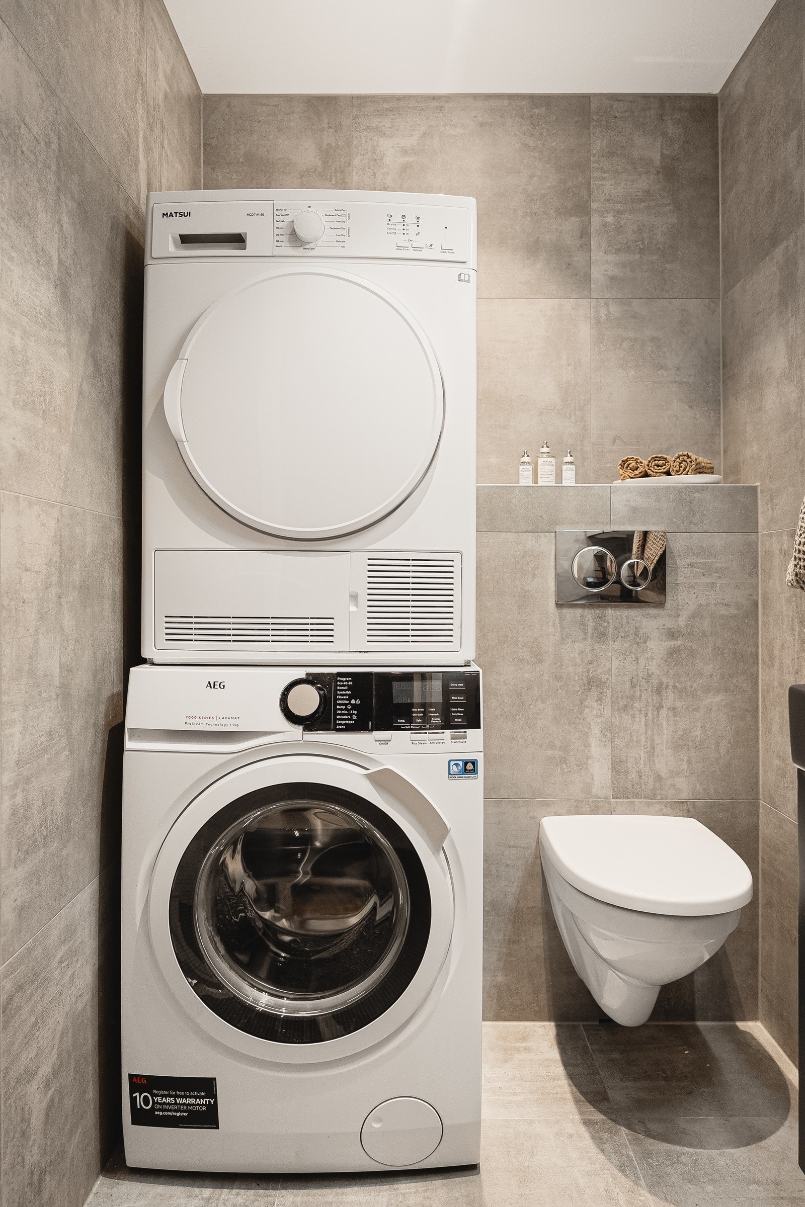 Det er elektriske varmekabler, plastsluk og avtrekksventil på vegg. Galleribilde