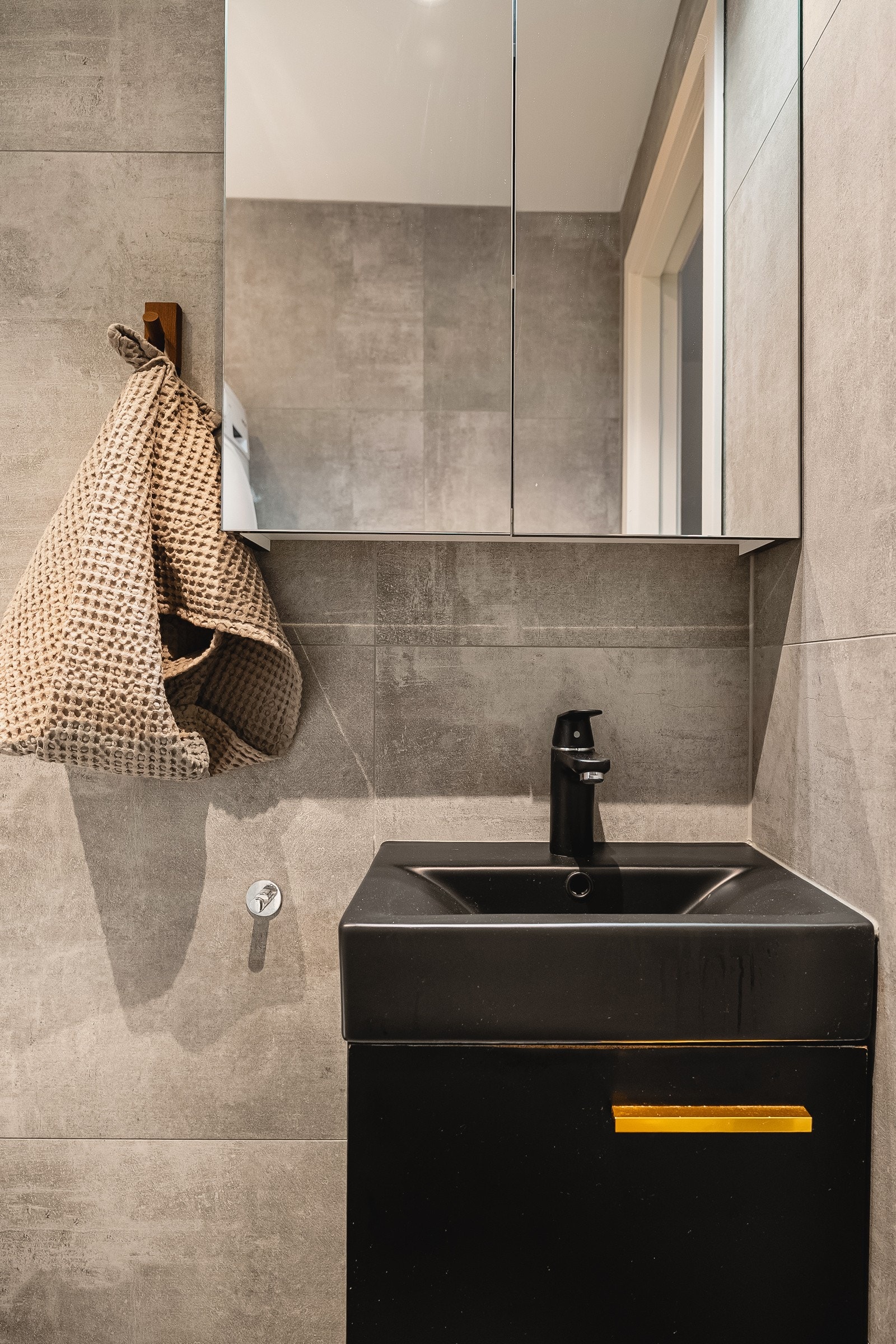 Fra gangen i loftsetasjen har du tilkomst til leilighetens wc/vaskerom. Rommet er helfliset, moderne og delikat. Galleribilde