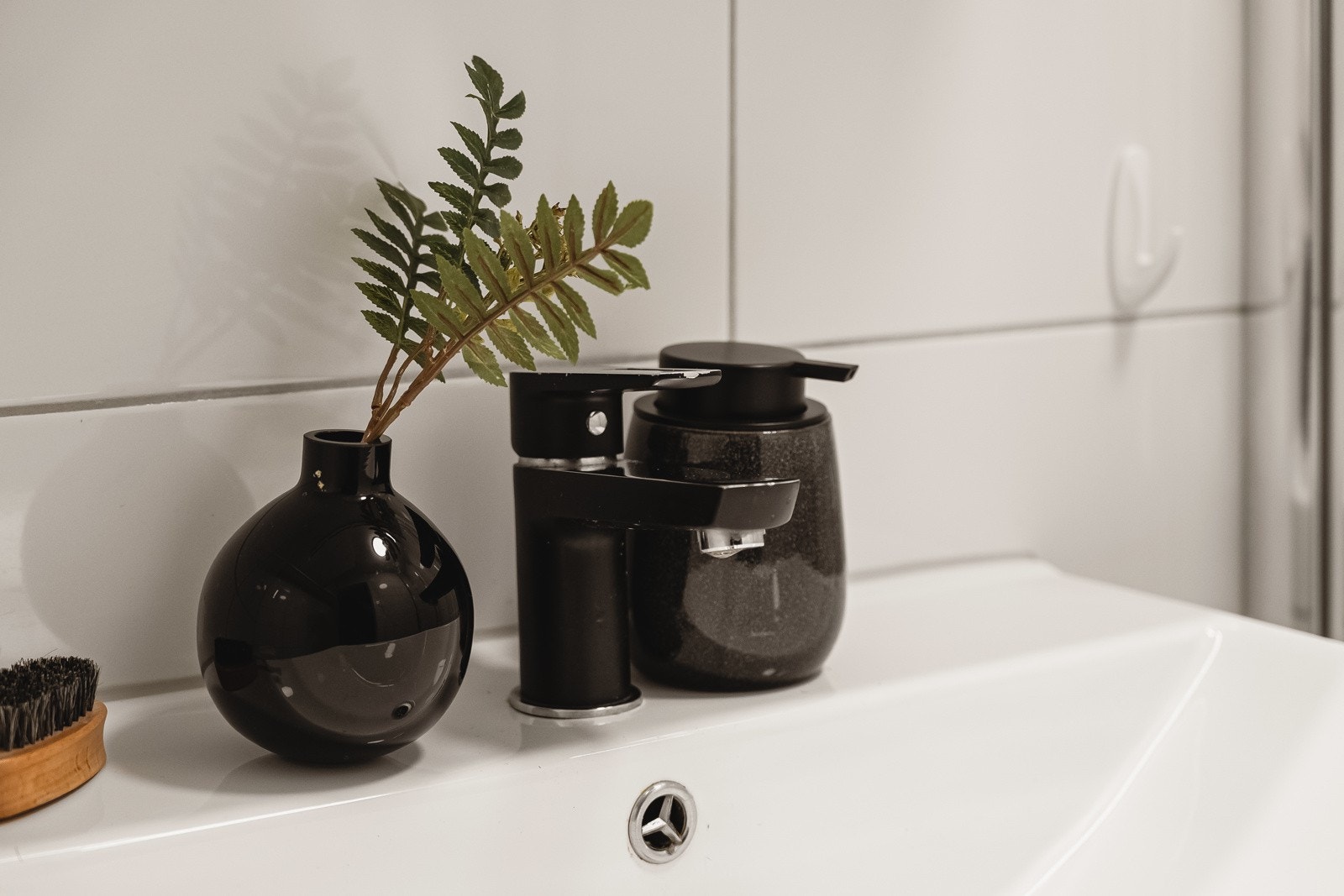 Det er innredet med et baderomsmøbel med slette fronter, heldekkende servant og ett-greps blandebatteri, speilskap med belysning, gulvstående toalett og dusj med innfellbare dører i herdet glass samt dusjgarnityr med hånddusj. Galleribilde