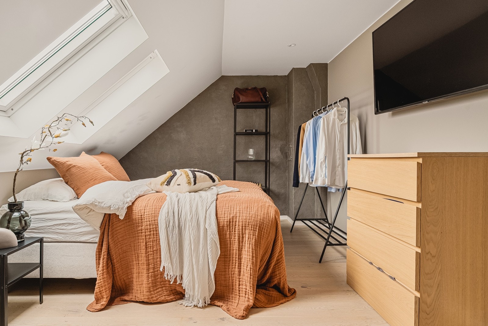 Her er det god plass til ønsket innredning. Lys og flott parkett på gulv og modere farge på vegger. Galleribilde