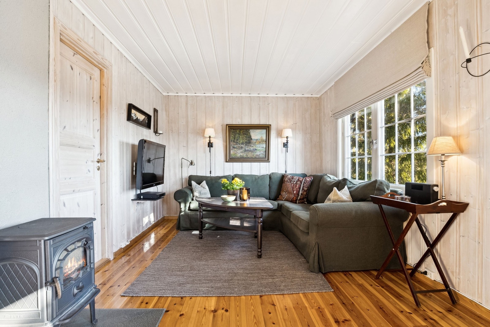 Koselig sofakrok, med Dovre peisovn for kalde høstkvelder. Galleribilde