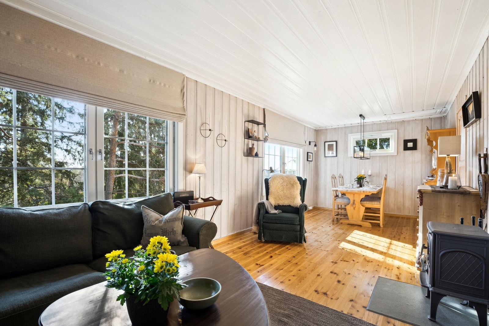 Romslig stue. Galleribilde