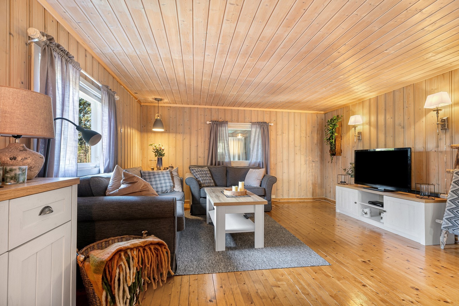 Stuen har tregulv og panel på vegg og i himling. Galleribilde