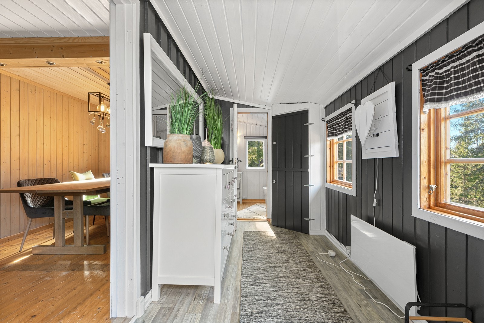 Inngangspartiet er innbydende med plass til oppbevaringsmøbel. Galleribilde