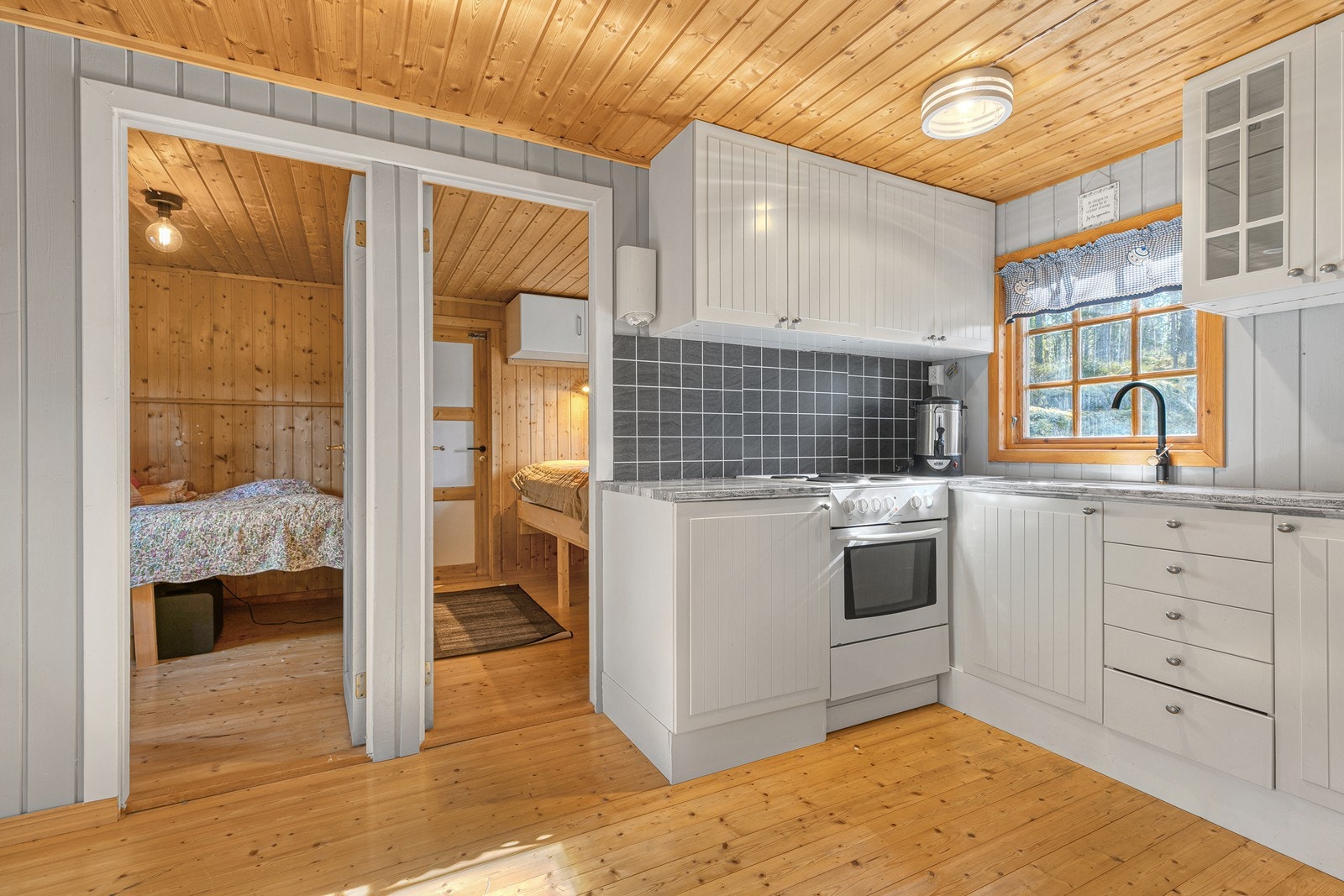 Kjøkkenkrok og to soverom ble bygd på i ettertid i 1989. Galleribilde