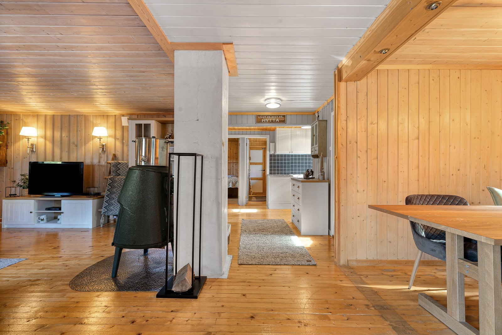 I tilknytning stuen har man spisestue. Galleribilde