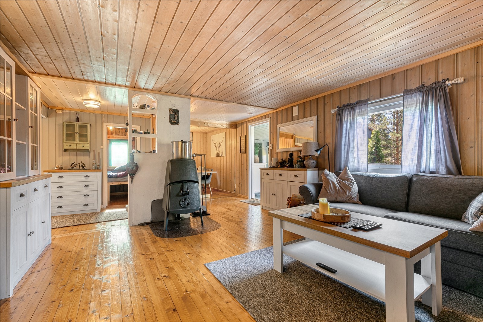 Hyttas samlingspunkt er stuen. Galleribilde