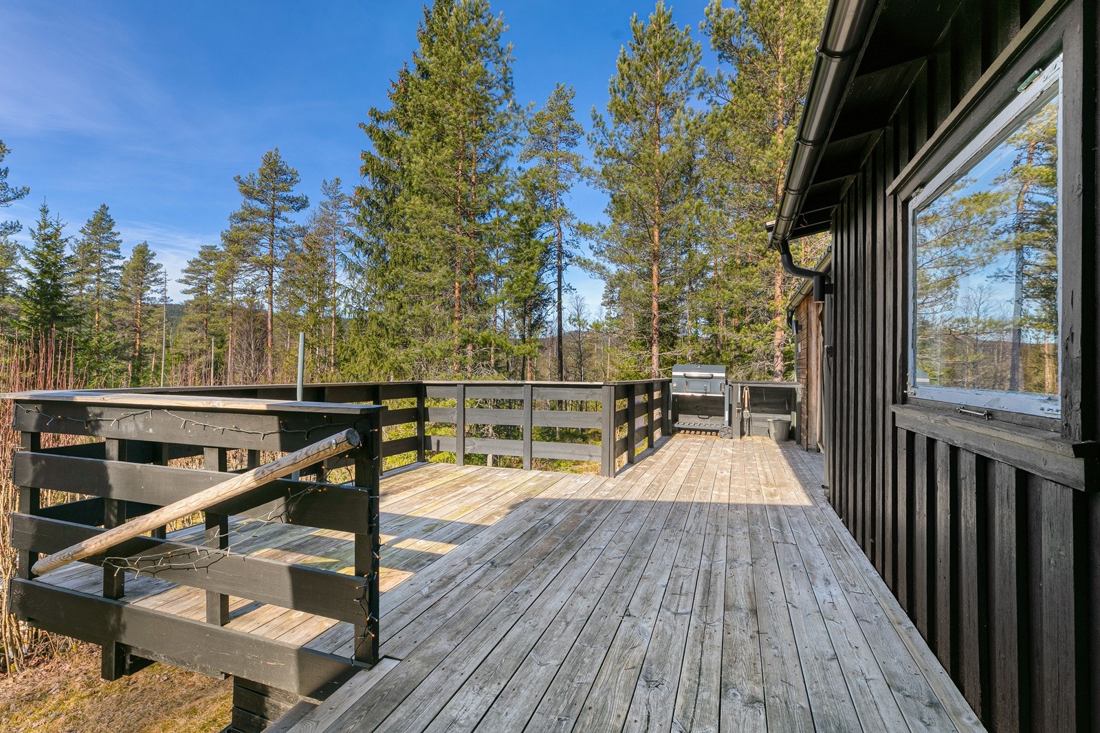 Hytta har en stor og solrik terrasse. Galleribilde