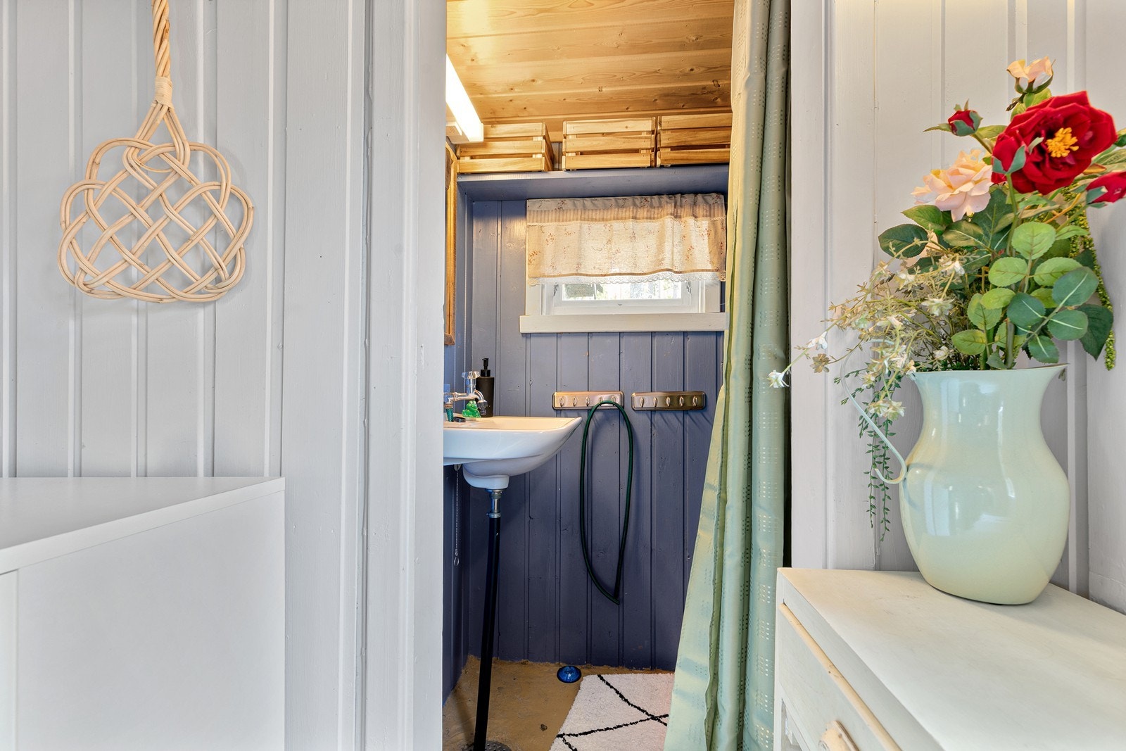 Hytta har sommervann og det er egent dusjrom i tilknytning toalettrommet. Galleribilde