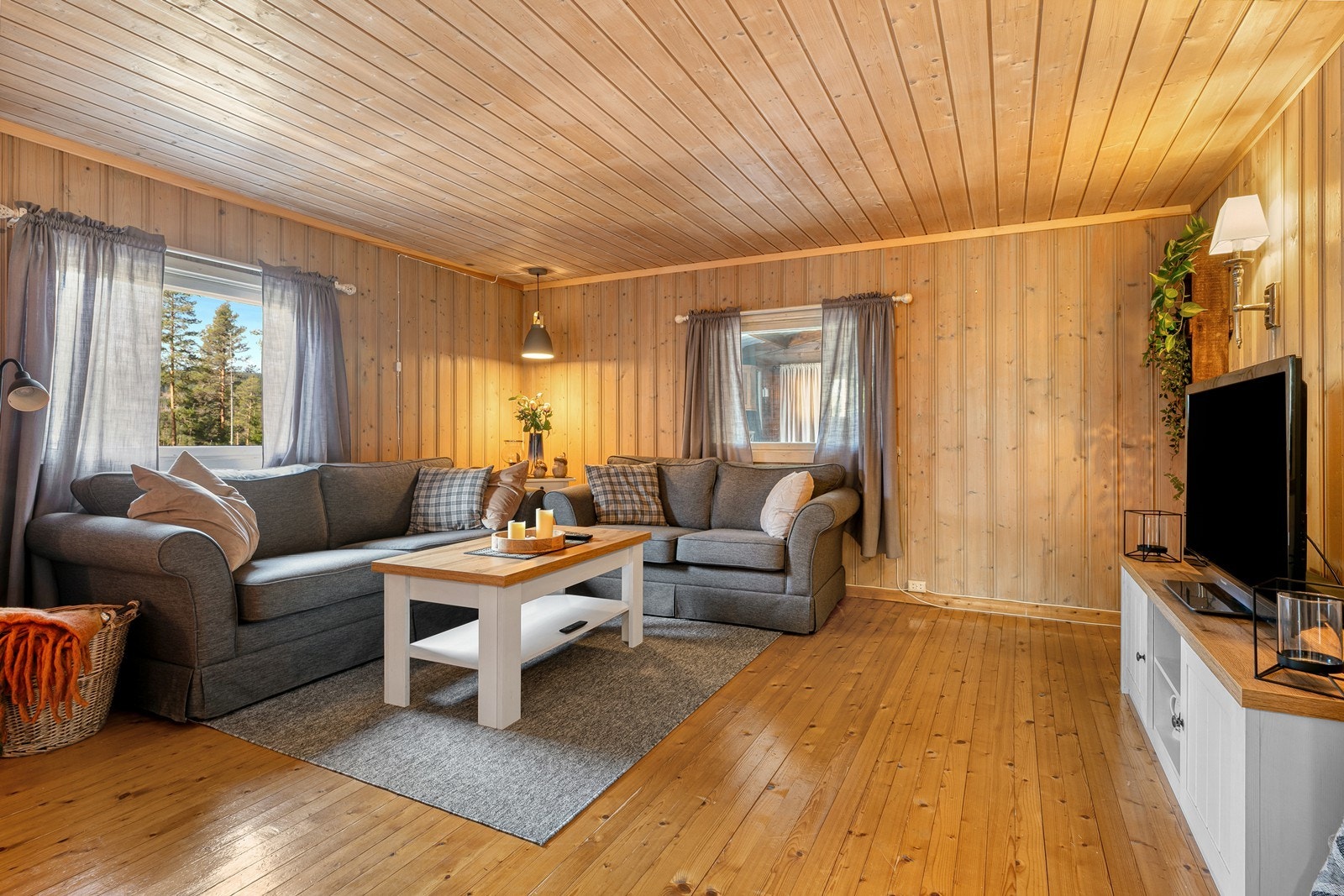 Stuen har god plass til sofakrok og tv-møblement. Galleribilde