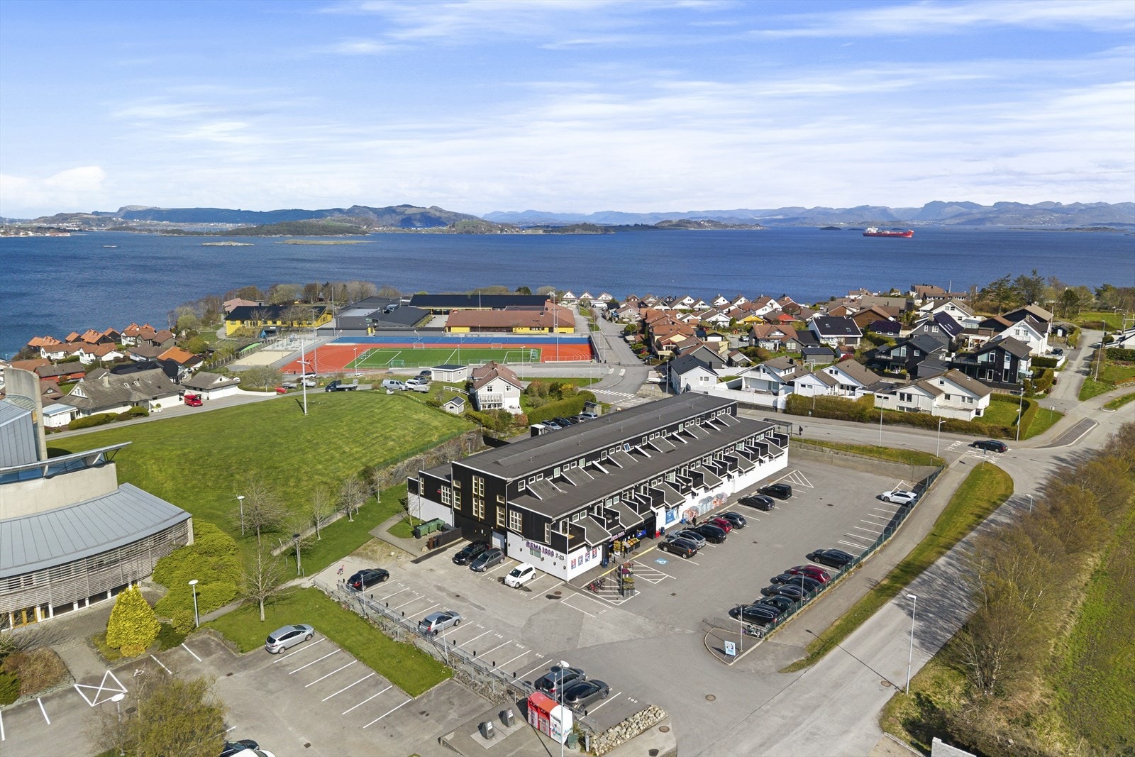 Beliggenheten er attraktiv med kort gangavstand til det meste man skulle trenge i hverdagen. Det er busstopp like utfor døren. Galleribilde