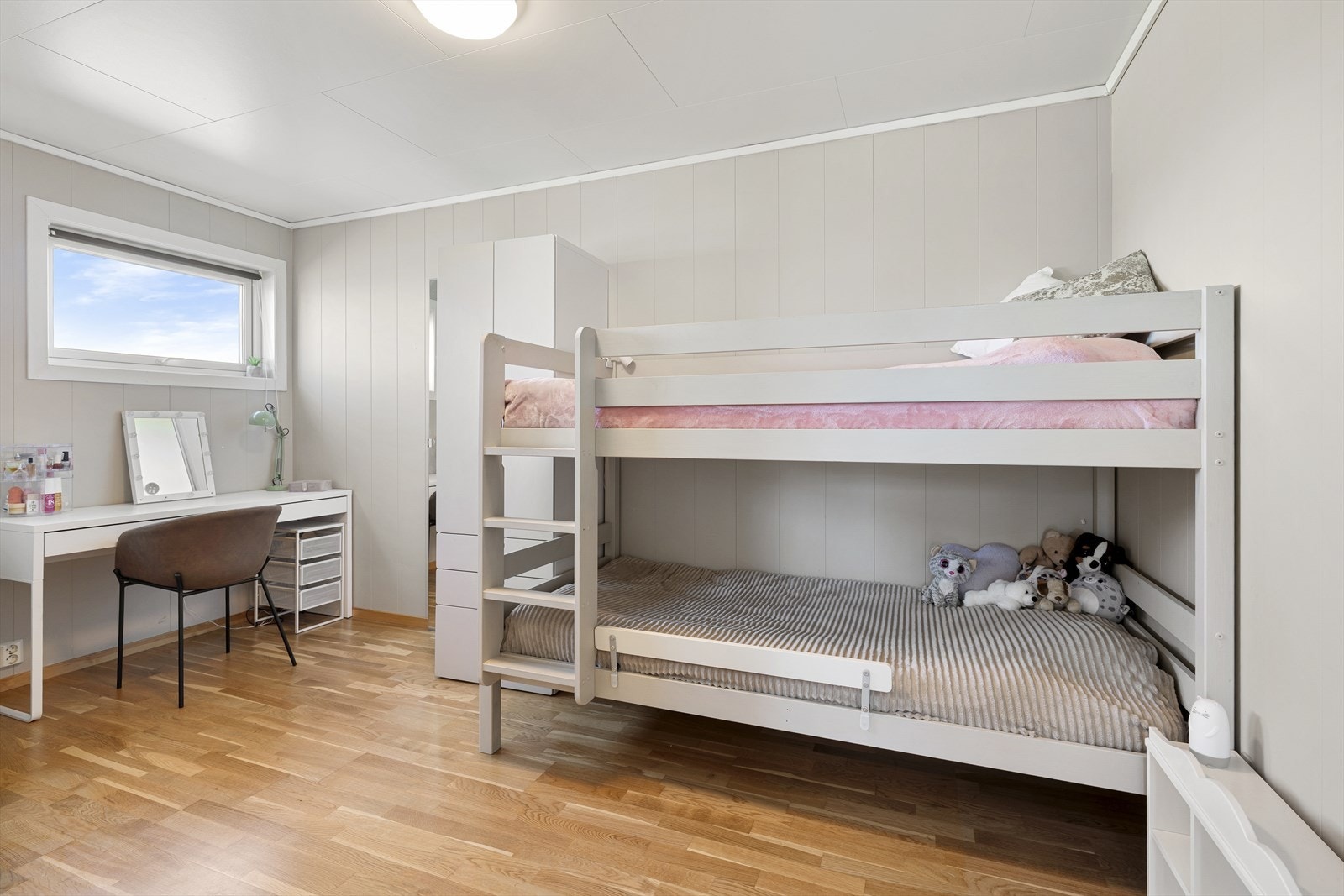 Soverom nr. 2 er av god størrelse med plass til garderobe og soveromsmøblement. Galleribilde