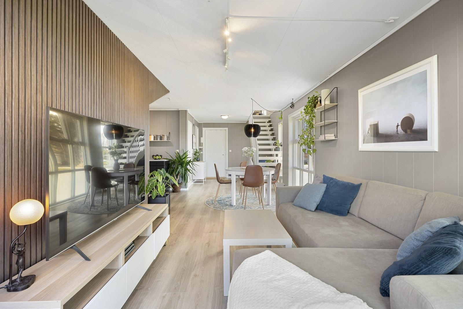 Det er god plass til å innrede med både sofagruppe og spisebord i hver sin ende. Det er innlagt fiber fra Lyse/Altibox (abo tegnes av seksjonseier). Galleribilde
