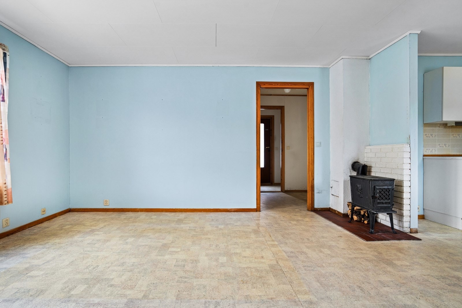 Det er god plass til både sofamøblement og TV-møblement. Galleribilde