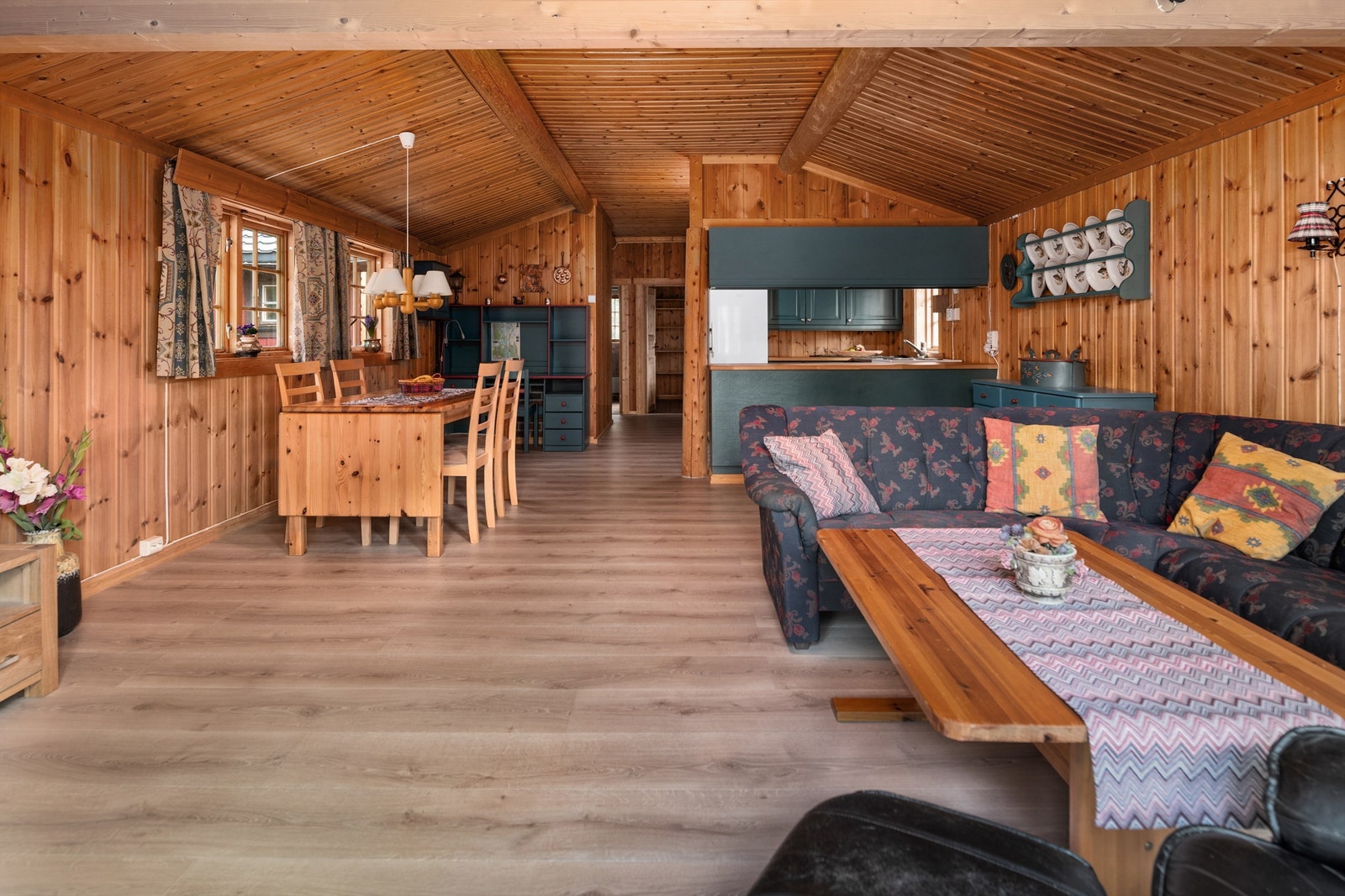 Et stort og godt fellesrom med en tradisjonell hyttestemning Galleribilde