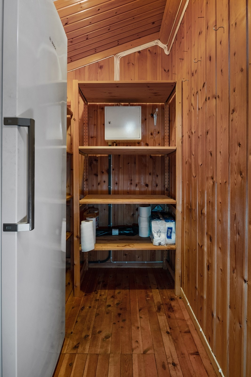 Bod 1 med fryseskap og gulvluke til naturlig kjølerom Galleribilde