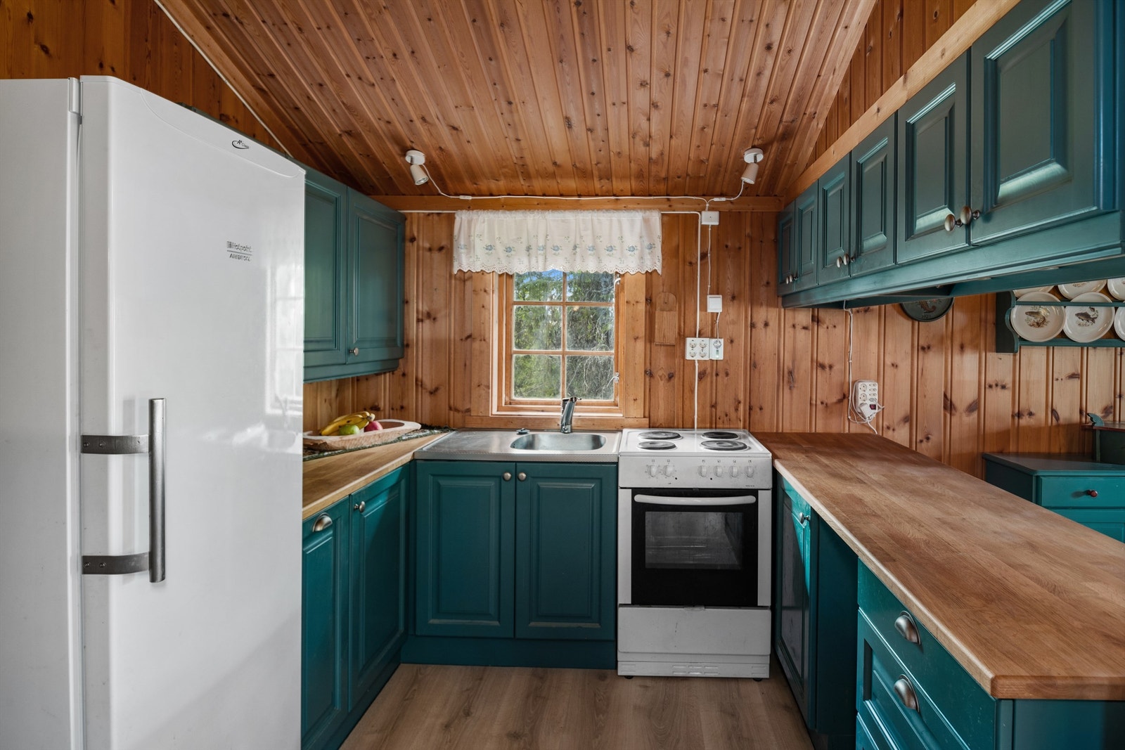 Et trivelig kjøkken med malt innredning og nye tilpasninger i 2015 Galleribilde