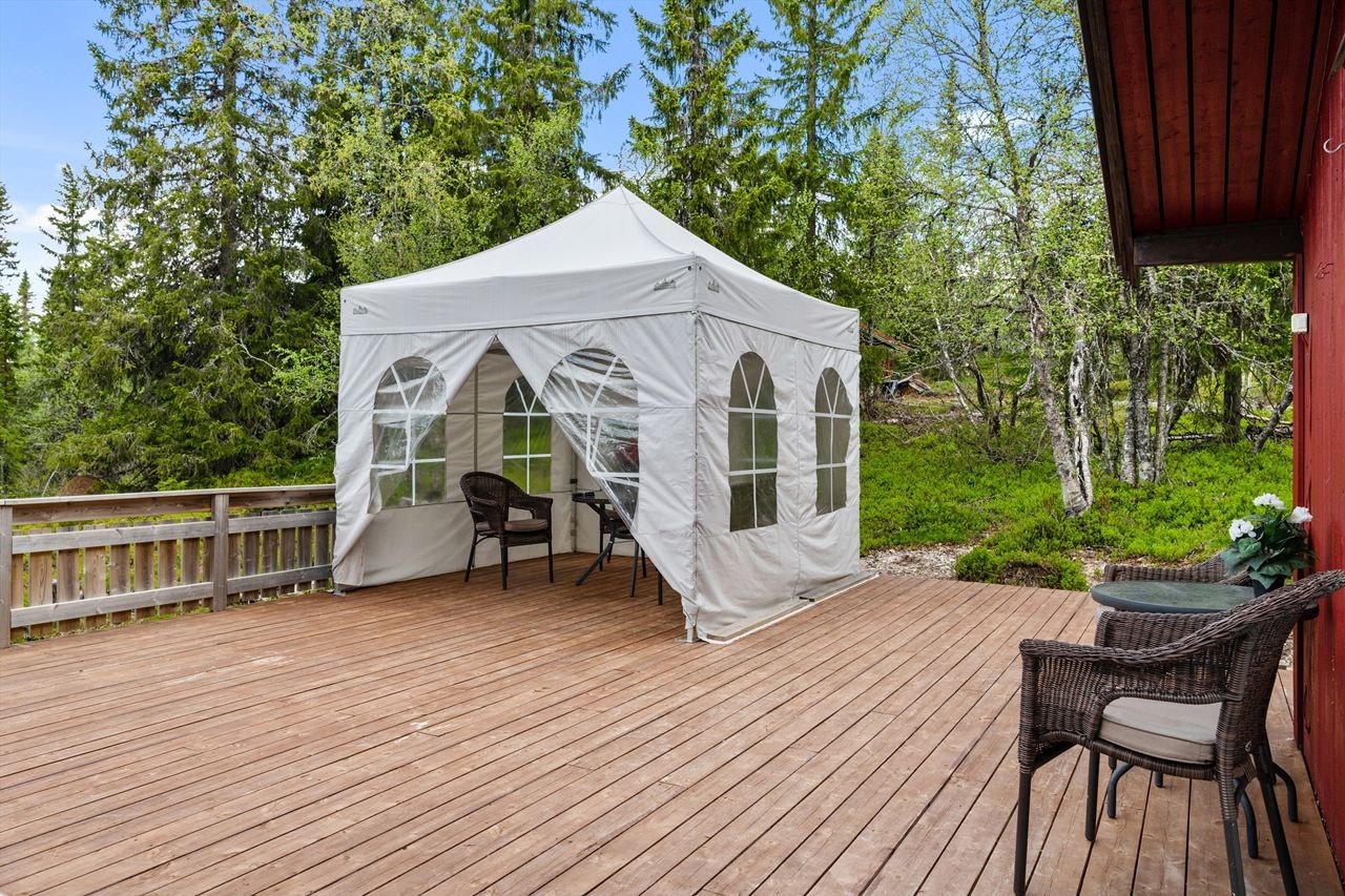 Uteplassen har meget god plass for flere utegrupper samt en paviljong Galleribilde