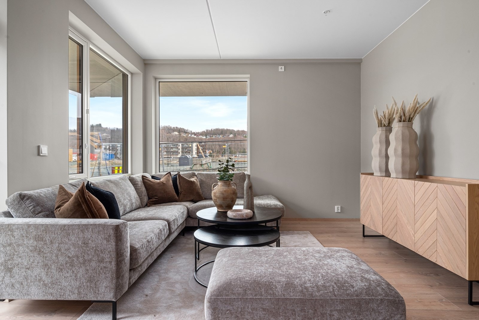 Det er god takhøyde i stue/kjøkken på ca. 2.6m, som gir en god og luftig romfølelse. Galleribilde