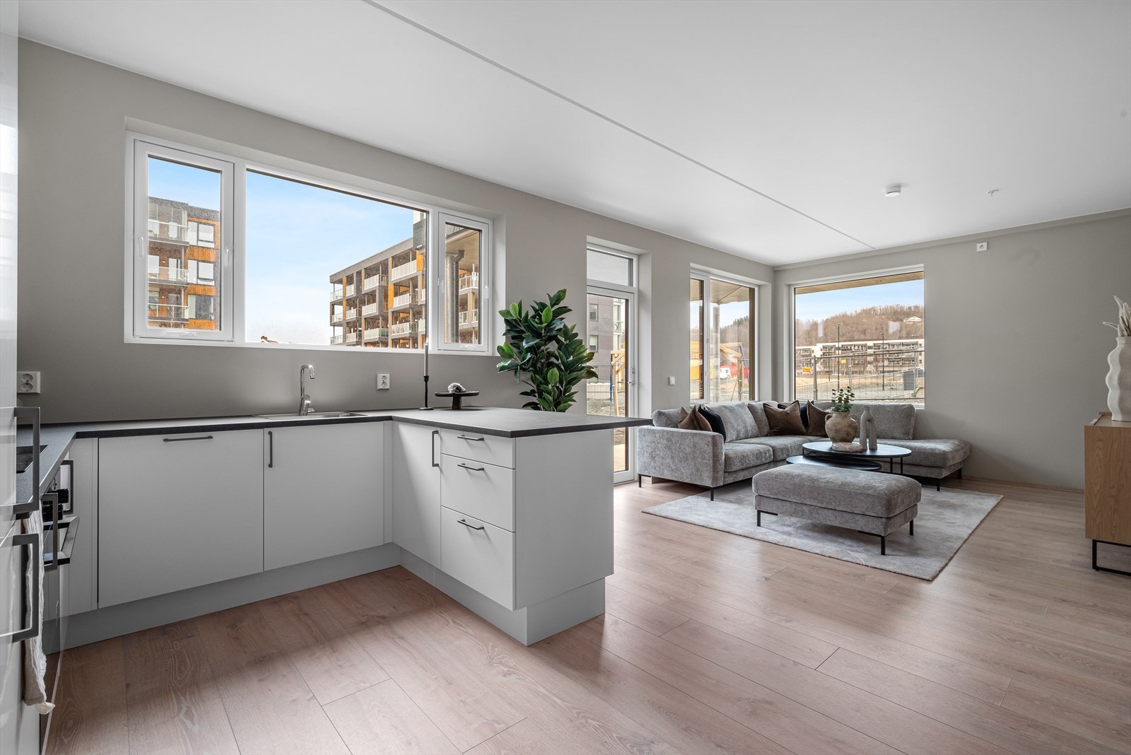 Leiligheten har et moderne og stilfult kjøkken fra HTH, rikelig med skap- og benkeplass. Galleribilde