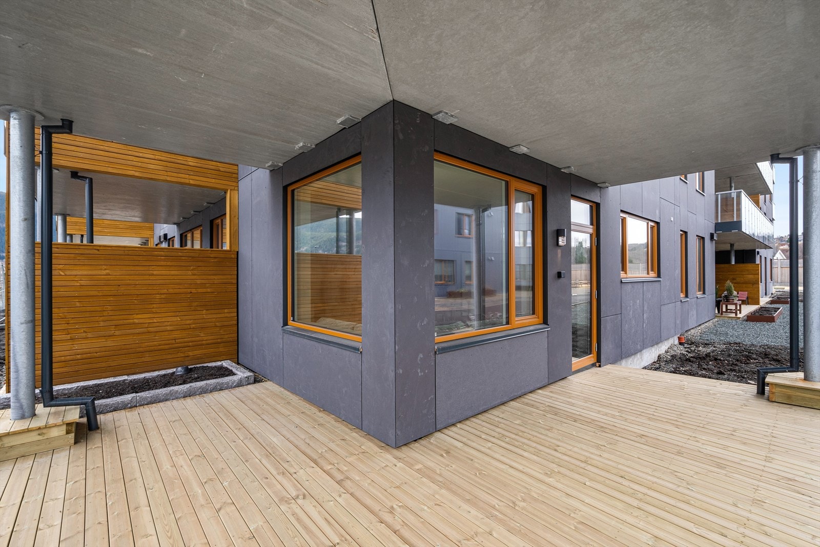 Markterrassen er takoverbygd og strekker seg rundt to sider av bygget. Galleribilde