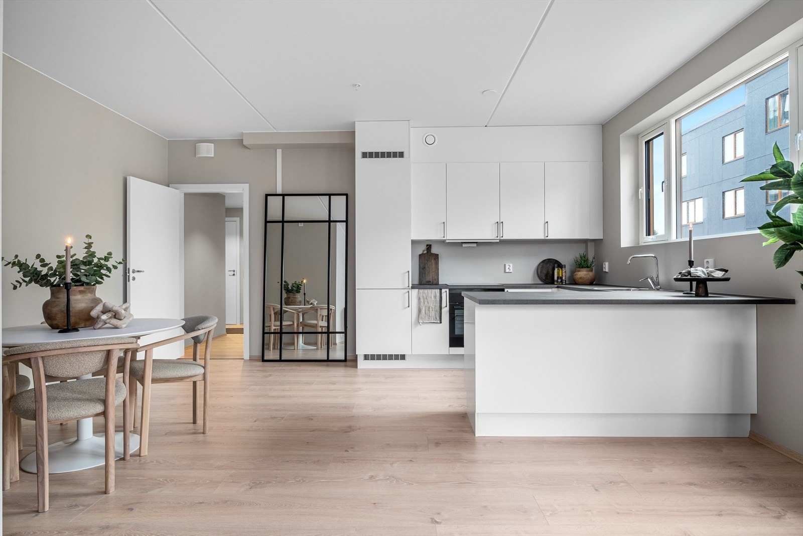 Spisestue/kjøkken fremstår som romslig, med praktisk kjøkkenøy med mulighet for barstoler på den ene siden. Galleribilde