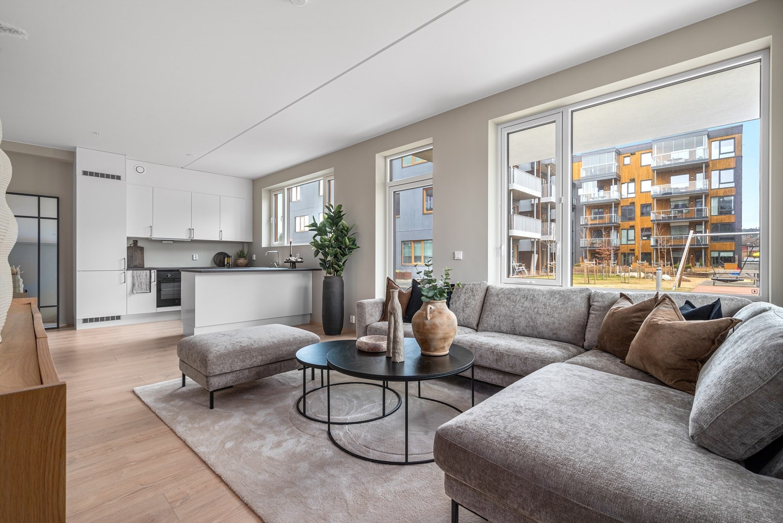 Stue/kjøkken danner et all-room på hele 34 kvm. Galleribilde