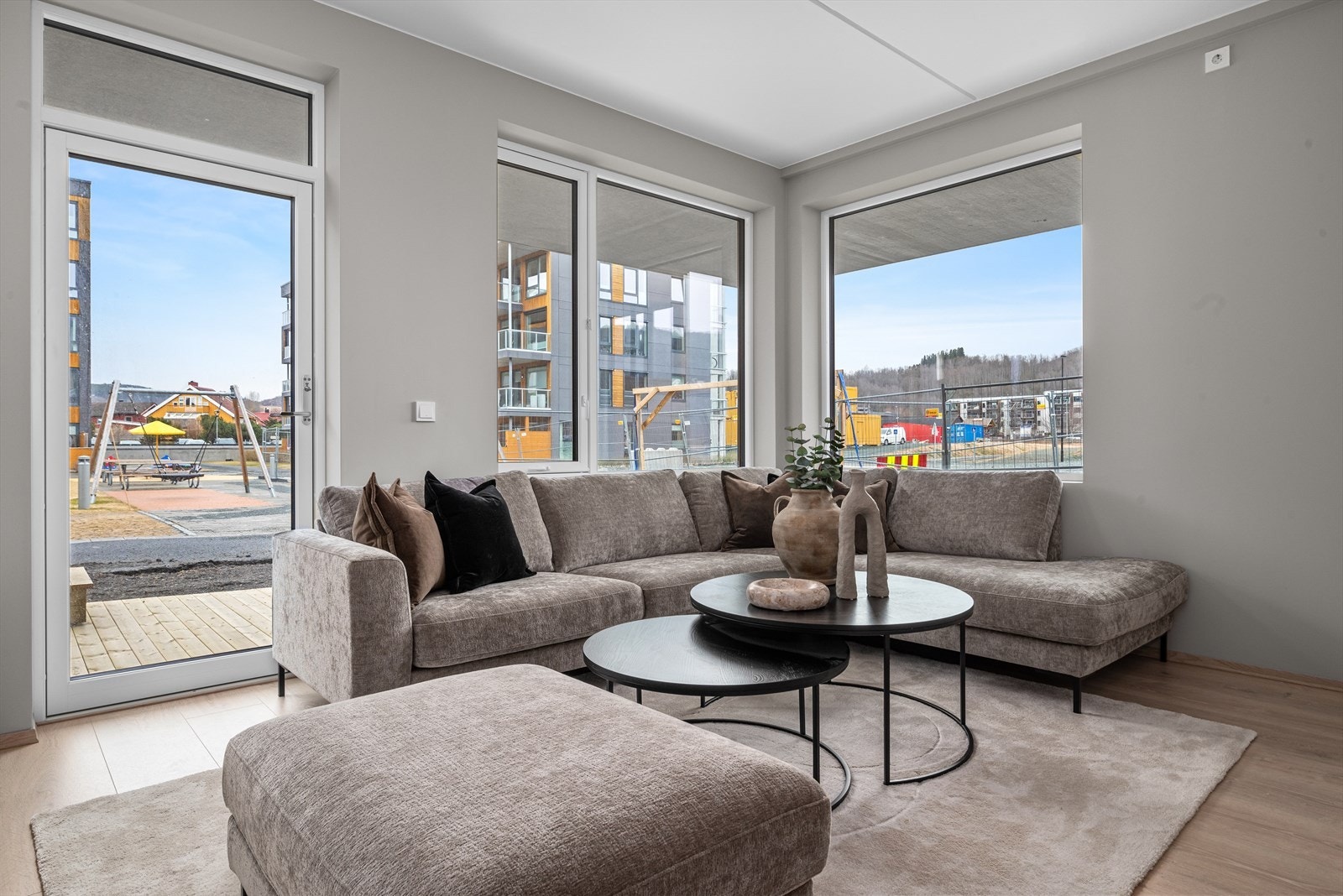 Stuen har god møbleringsfrihet, og kan enkelt innredes i ulike soner. Galleribilde