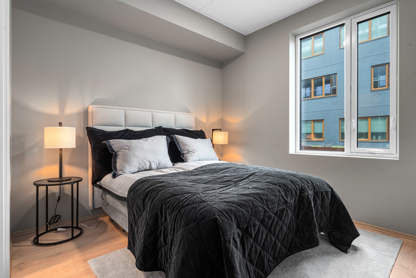 Hovedsoverommet har god plass til dobbeltseng, samt egen walk-in garderobe for oppbevaring. Galleribilde