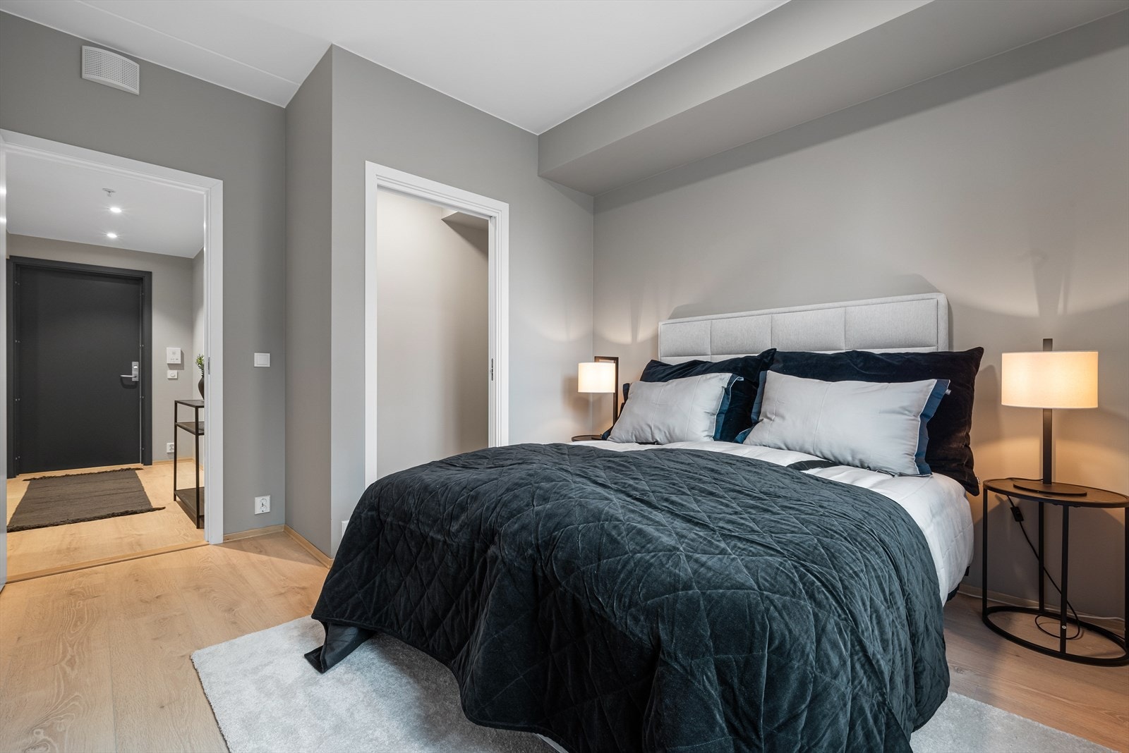 Soverommet er på ca. 10,5 kvm med walk-in garderobe som måler ca. 2 kvm. Galleribilde