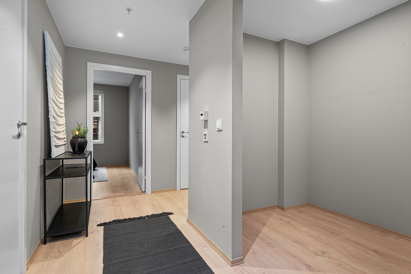 Entrèen er på ca. 10,5 kvm, og har god plass til garderobeskap for å henge fra seg yttertøy. Galleribilde