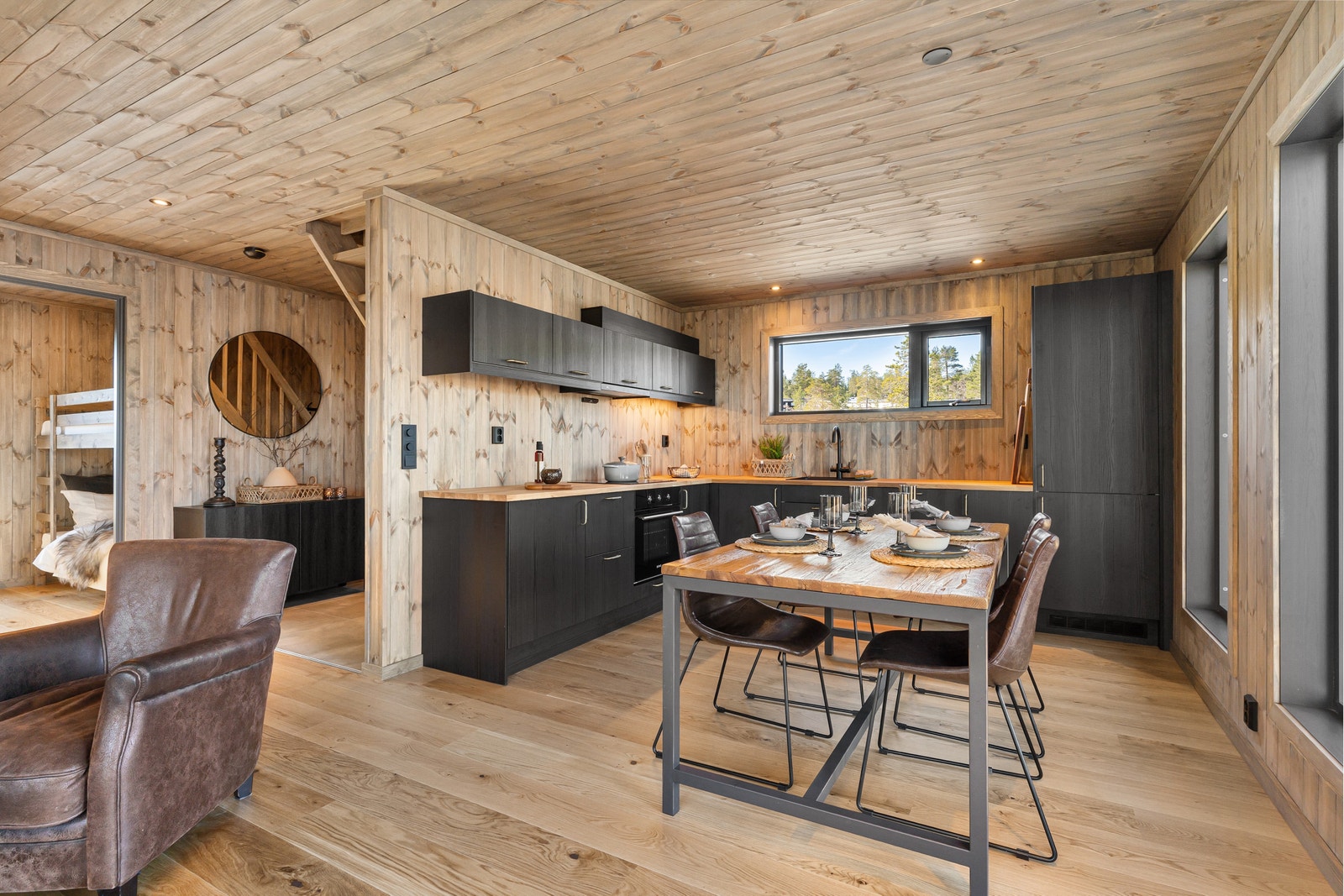 Fjellstul er den mest solgte modellen i Norske Fjellhus, nå får du den i reisverk. Her med Norema kjøkken Galleribilde