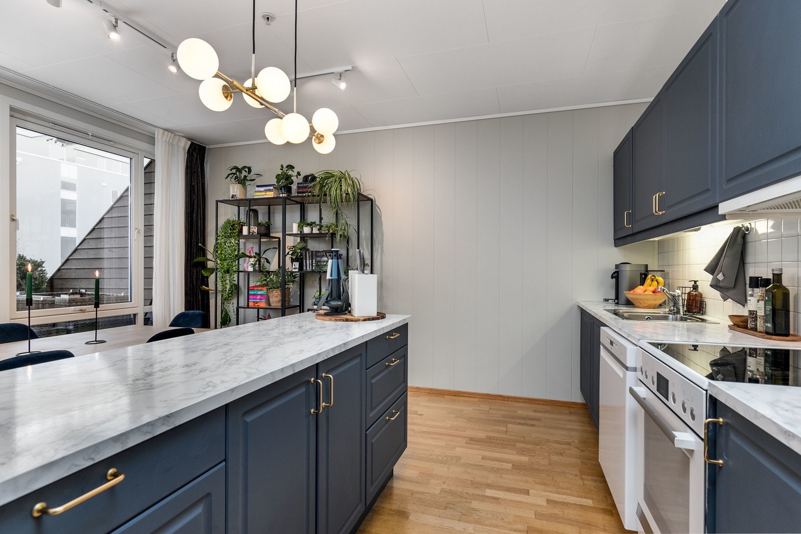 Laminat benkeplate med nedfelt kum i rustfritt stål. Frittstående hvitevarer på kjøkkenet medfølger. Galleribilde