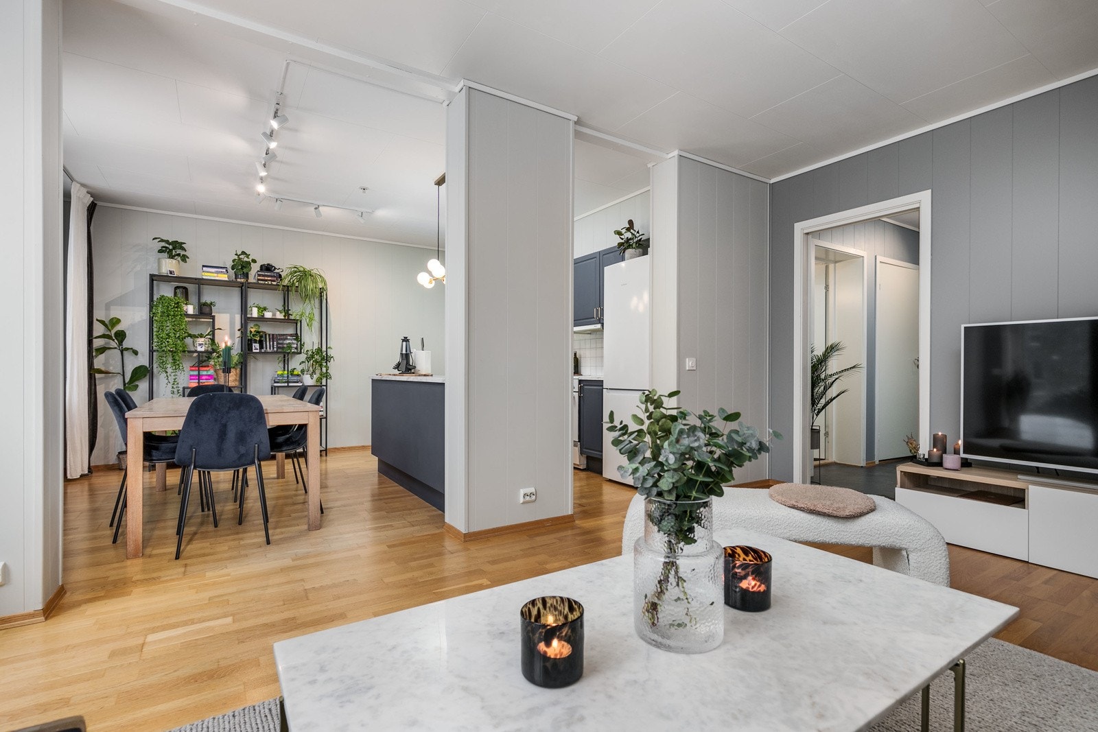 Gulvet er dekket med trestavs eikeparkett, som også går igjen i kjøkkenet og soverommene. Galleribilde