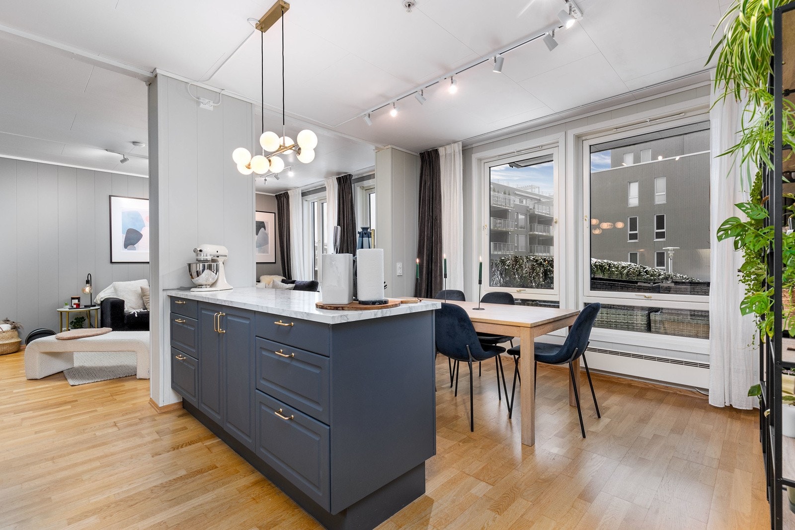 Videre har kjøkkenet en kjøkkenøy i tilsvarende utførelse. Galleribilde