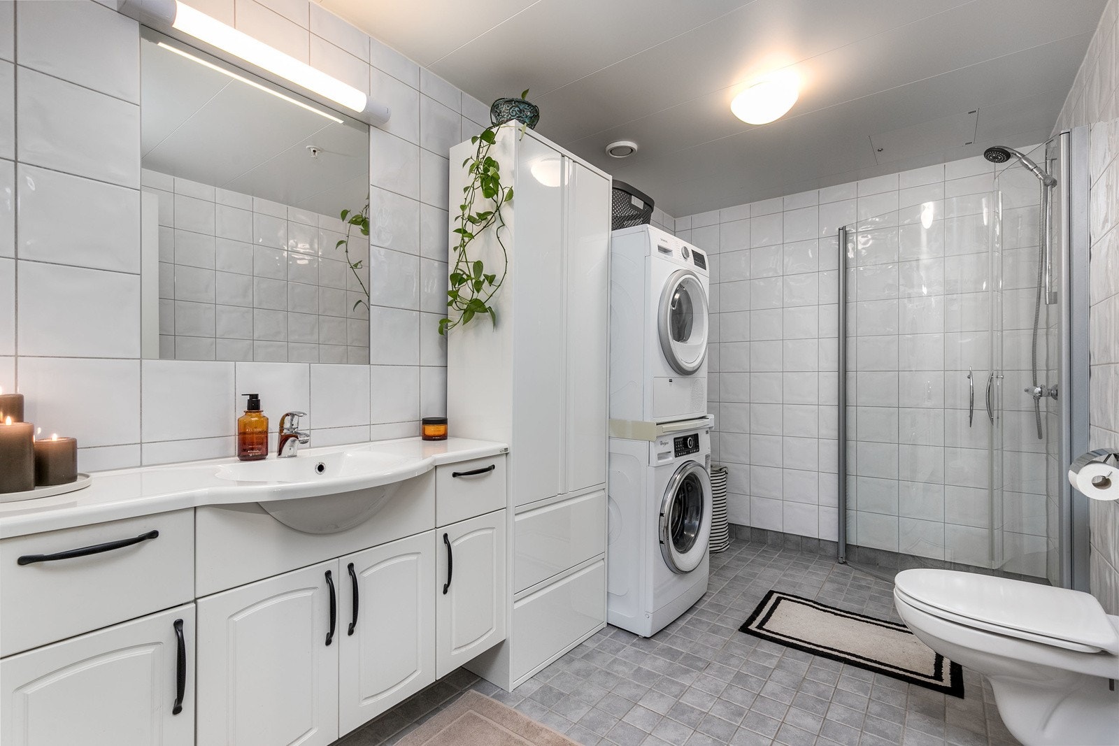 Badet er ifølge eier fra byggeår med flislagte overflater og varmekabler i gulvet. Galleribilde