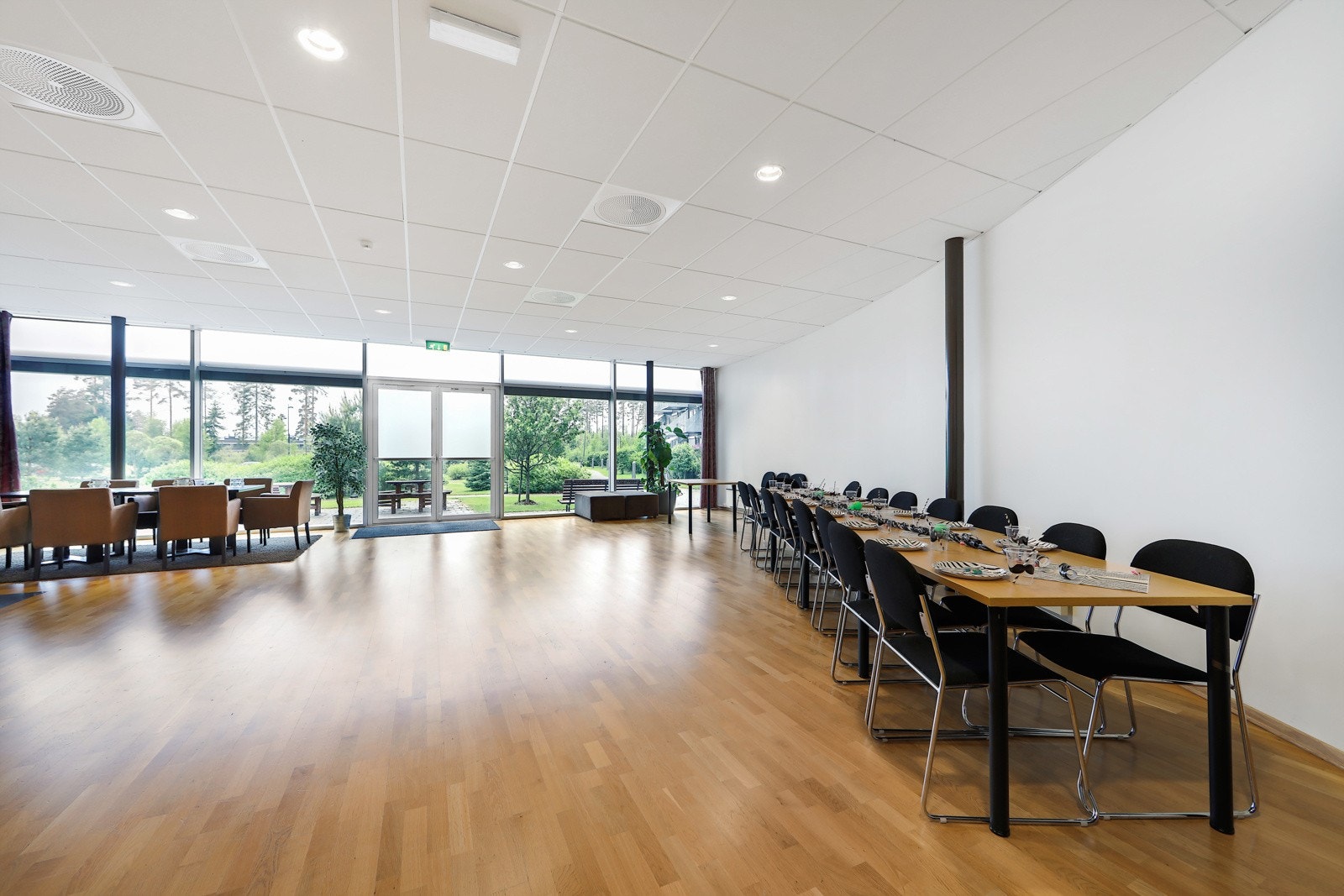 Flott selskapslokale til alle begivenheter (dåp, konfirmasjon, bursdag, etc.). Galleribilde