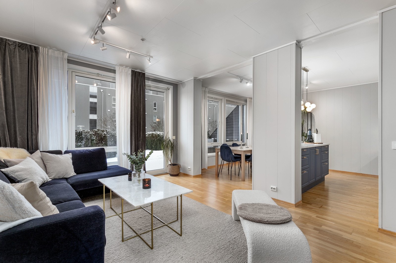 Stuen fremstår som svært innbydende i lyse farger og store vindusflater som sørger for rikelig med lysinnslipp. Galleribilde