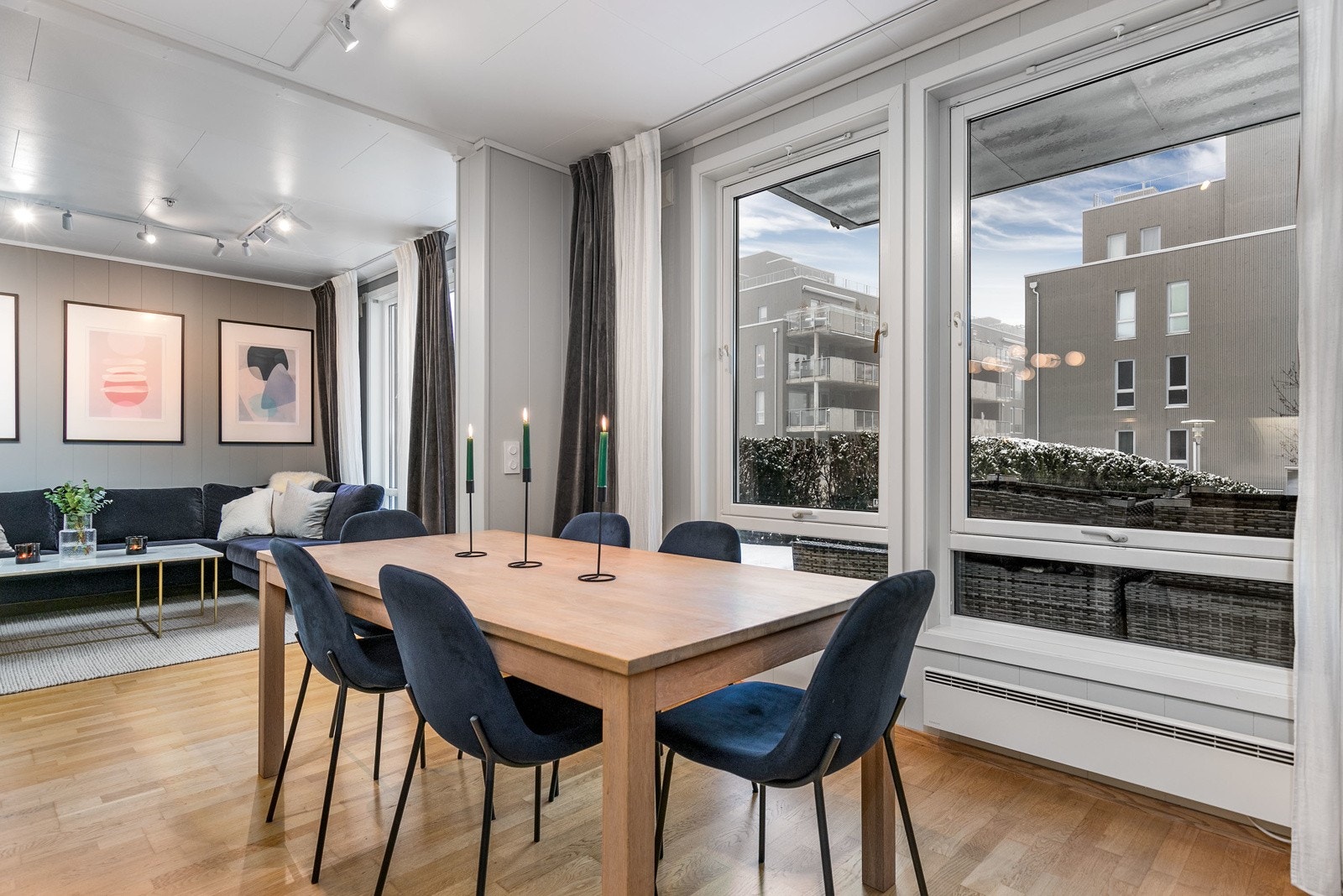 Det er avsatt god plass til spisebord. Galleribilde