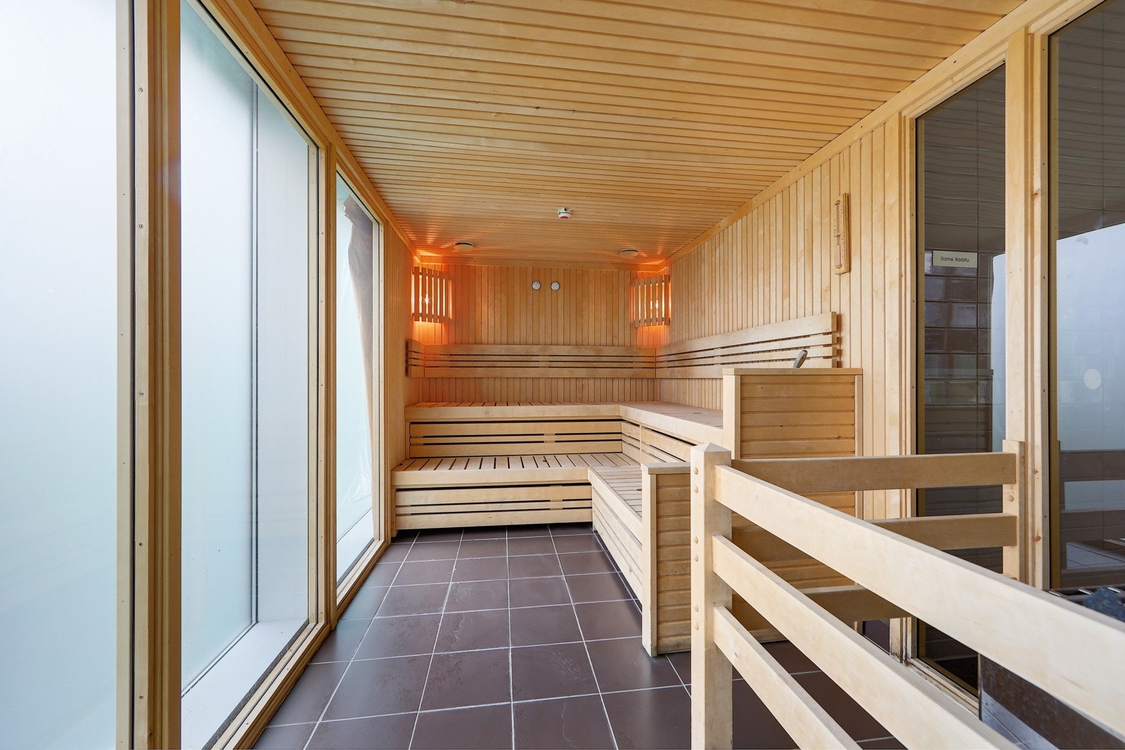 Badstue i felleshus. Galleribilde