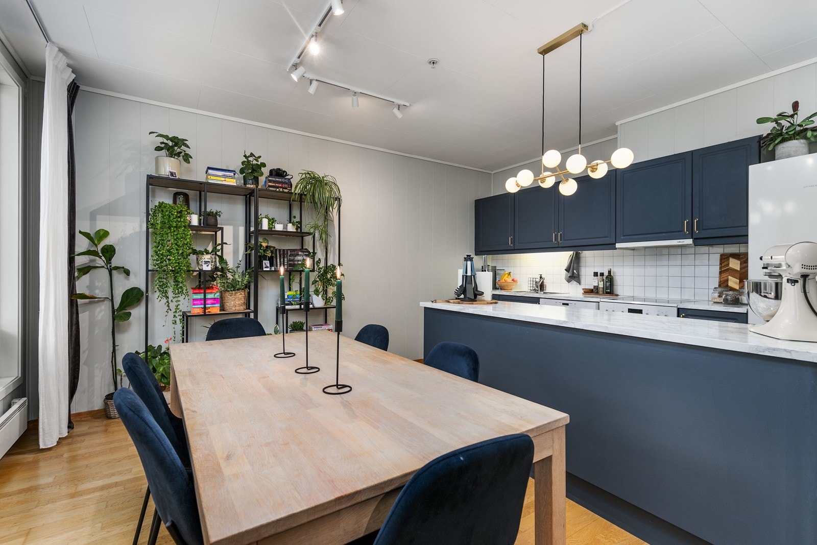 Klassisk kjøkken fra byggeår i åpen løsning mot stuen. Galleribilde