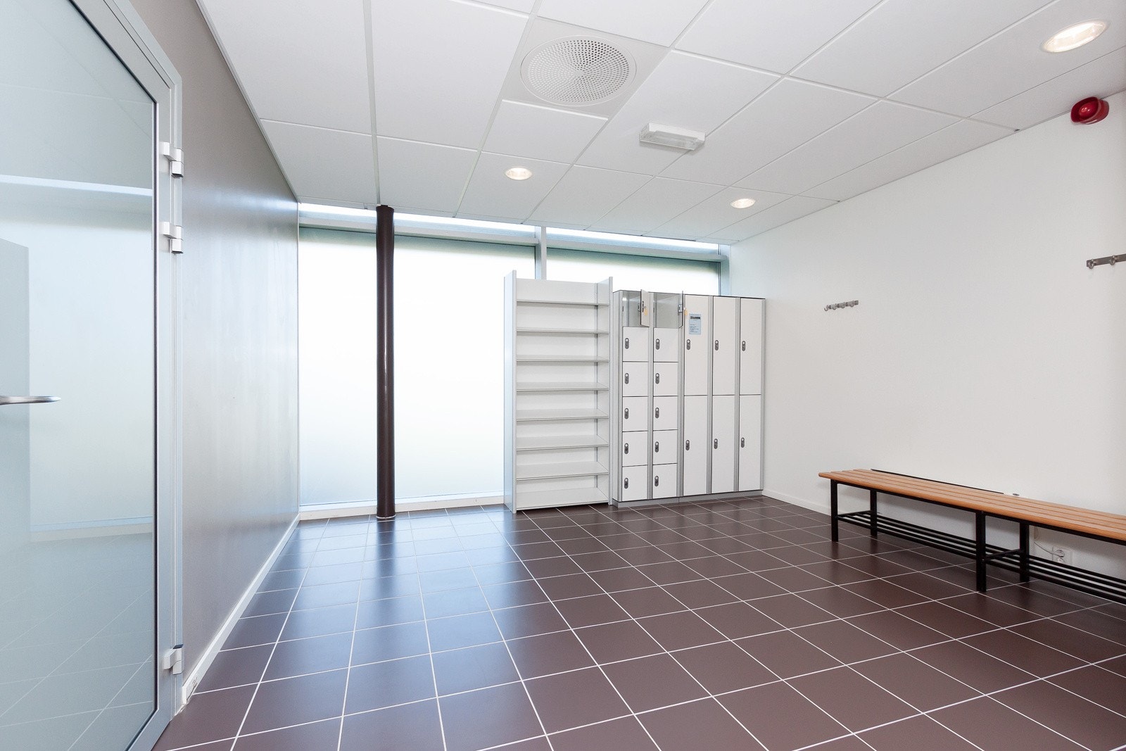 Garderobe i felleshus. Galleribilde