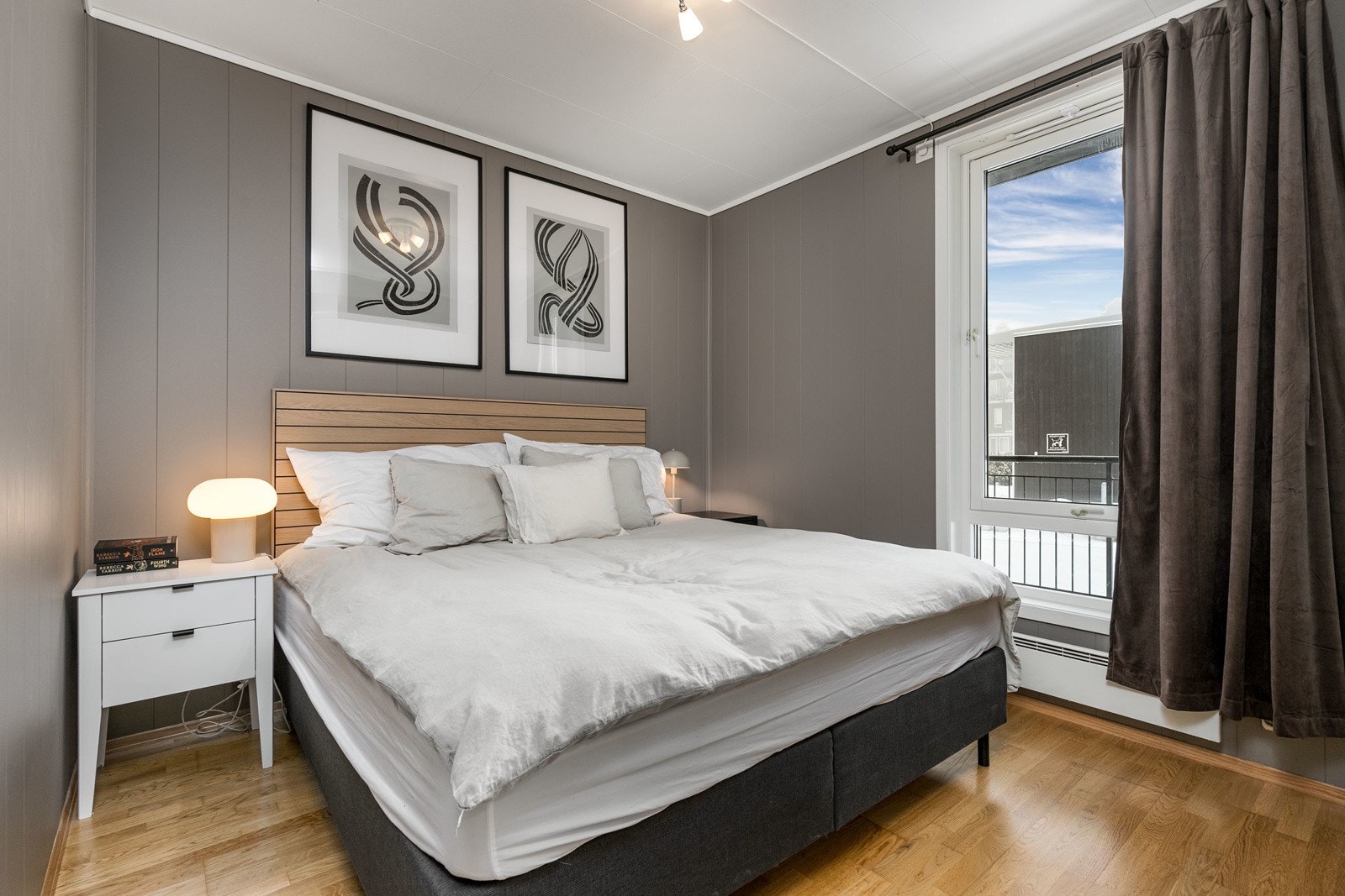 Leiligheten har to romslige soverom, begge av samme kvalitet og standard som resten av leiligheten. Galleribilde