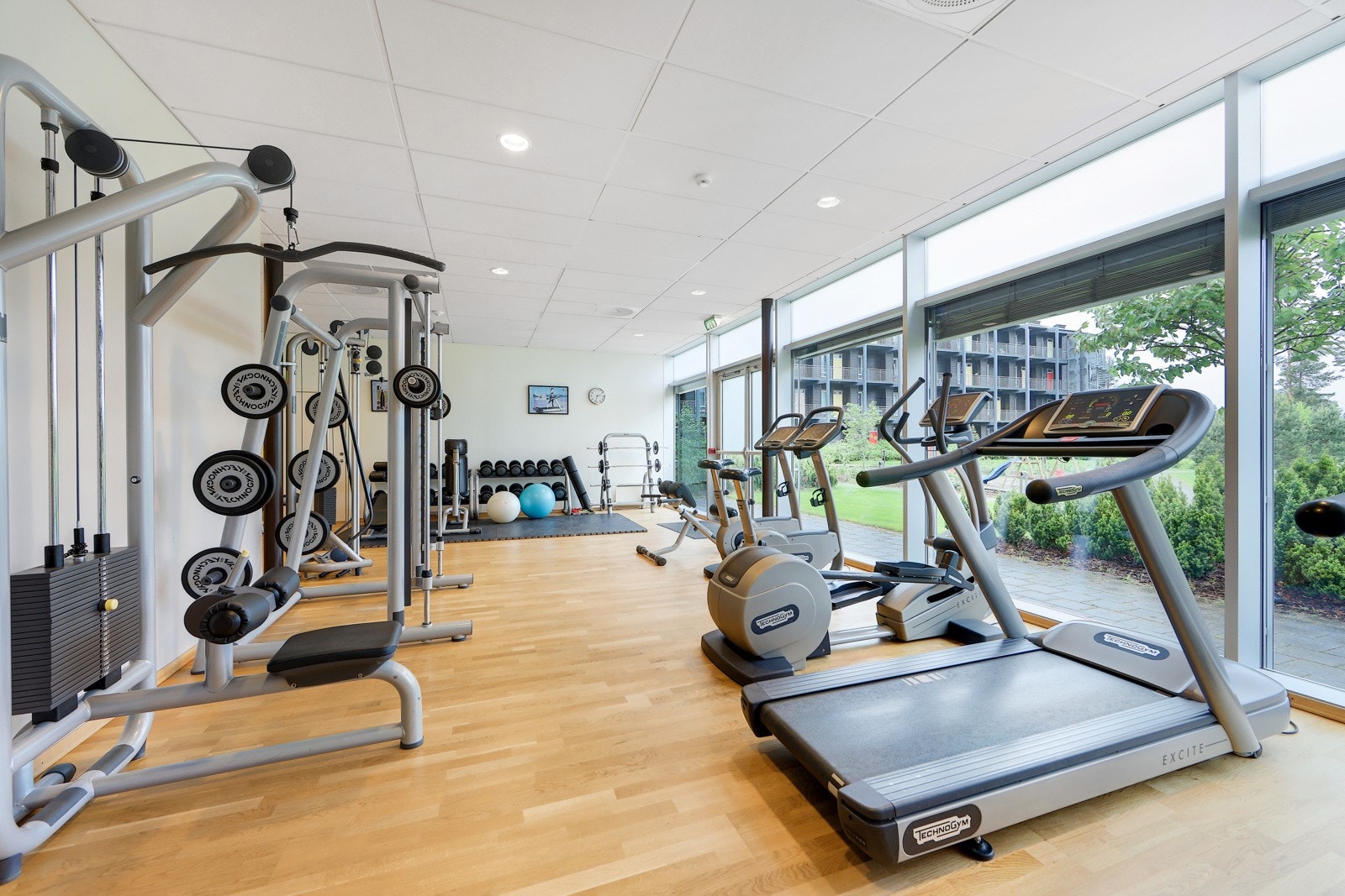 Godt utstyrt treningsrom med blant annet frivekter, tredemølle og andre kondisjonsapparater til fri disposisjon for beboerne i borettslaget. Galleribilde