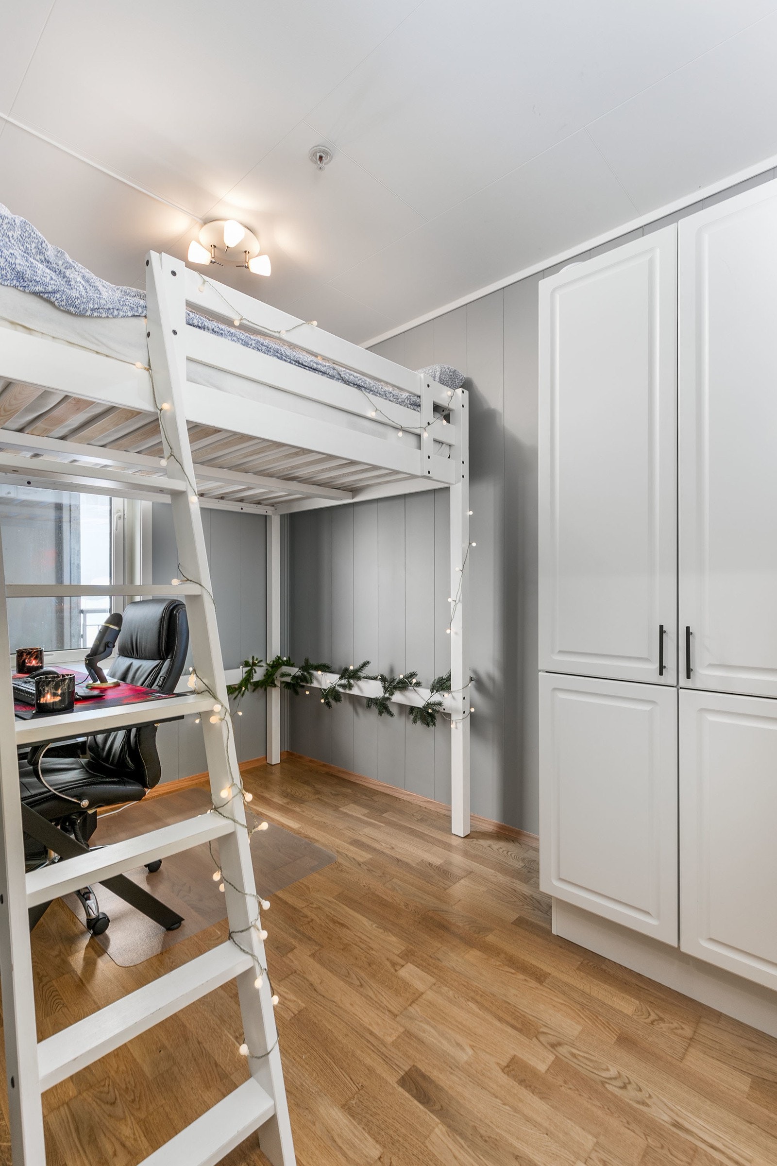 Soverom 2 har lyse vegger og trestavs eikeparkett på gulvet, perfekt som ekstrarom med god plass til seng med tilhørende møblement. Galleribilde