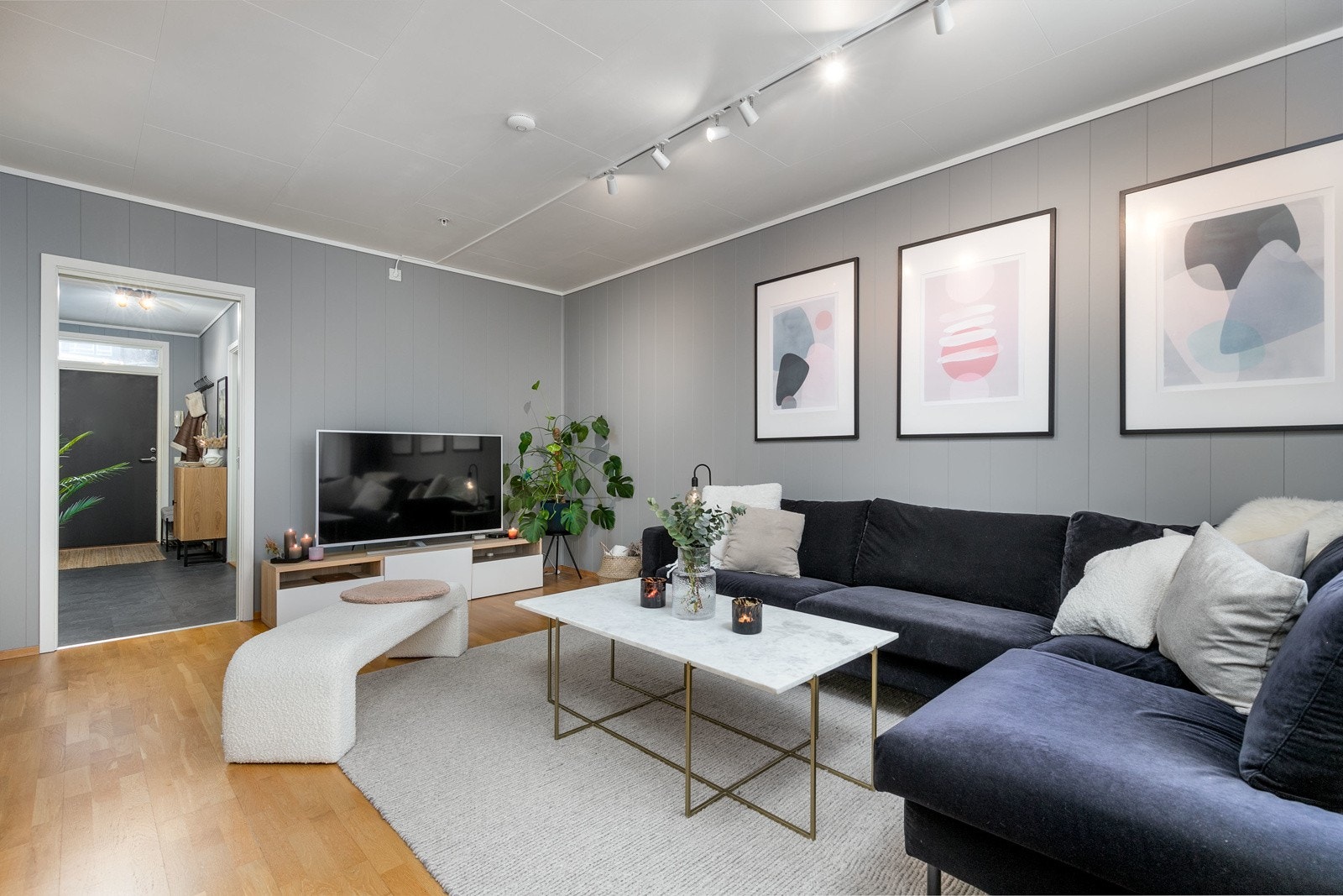 Det er fin avsatt plass til sofa og tilhørende møblement. Galleribilde