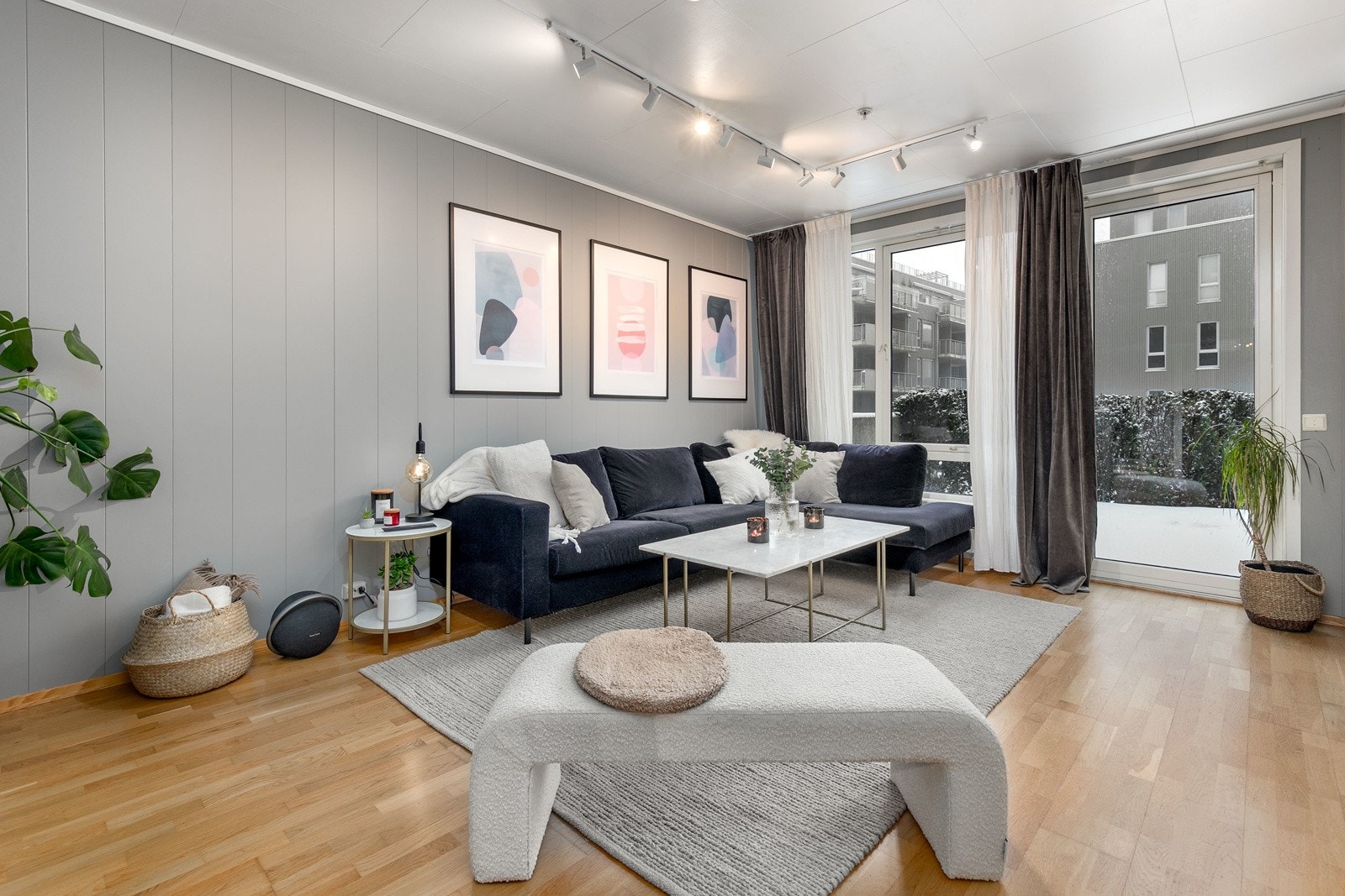 Takhøyde på 2,55 m som gir en luftig romfølelse. Galleribilde