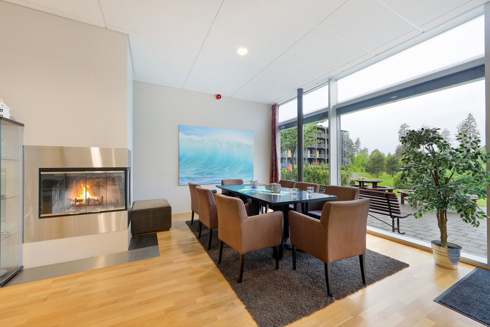 Stor felles peisestue. Galleribilde