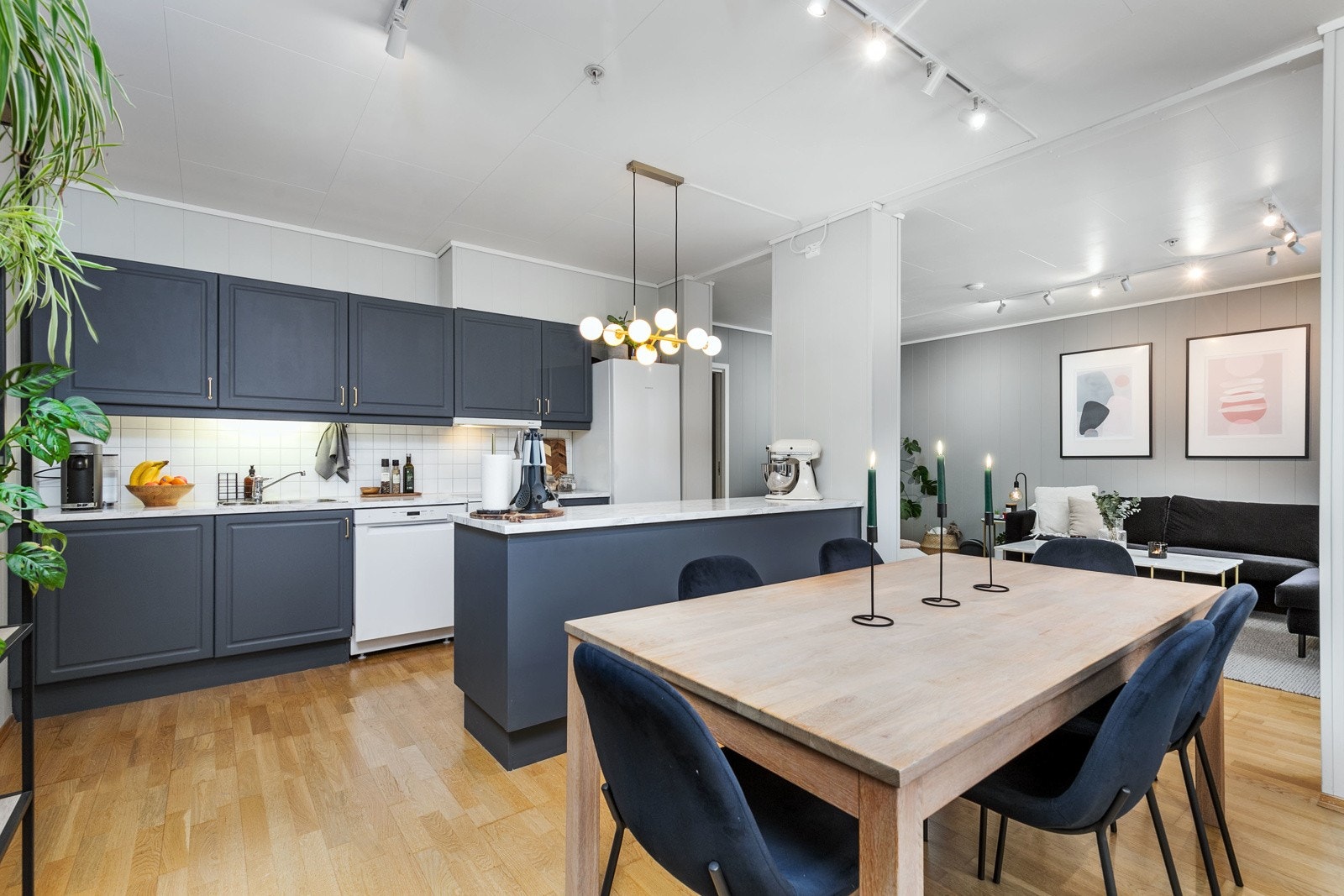 Stor og innbydende 3-roms andelsleilighet beliggende i den nye og spennende bydelen på Gystadmarka ca. 1,7 km fra Jessheim sentrum! Galleribilde