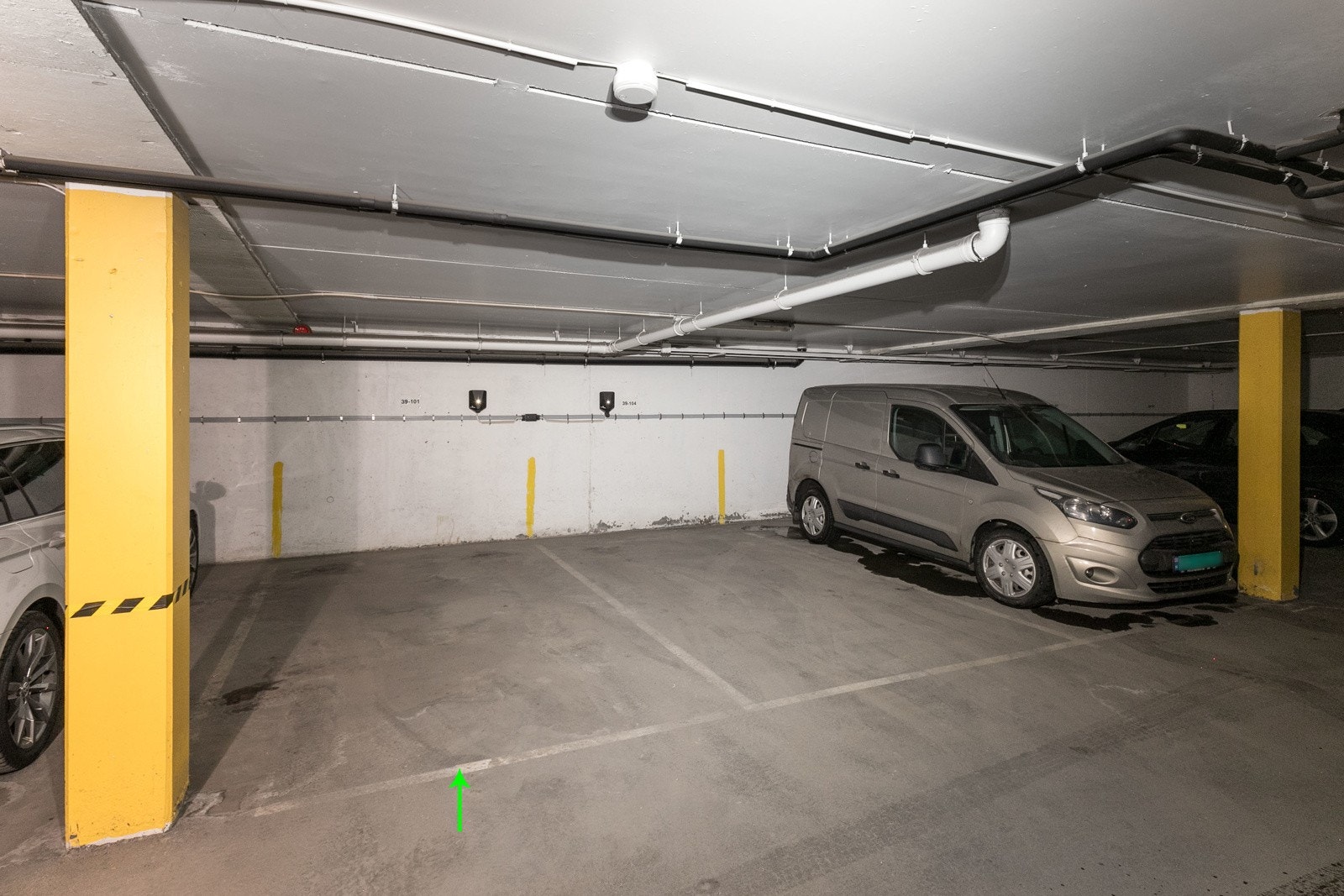 Leiligheten disponerer én fast biloppstillingsplass (Plass nr. 39-101) i felles garasjekjeller. Det følger med elbil-lader på parkeringsplassen. Galleribilde